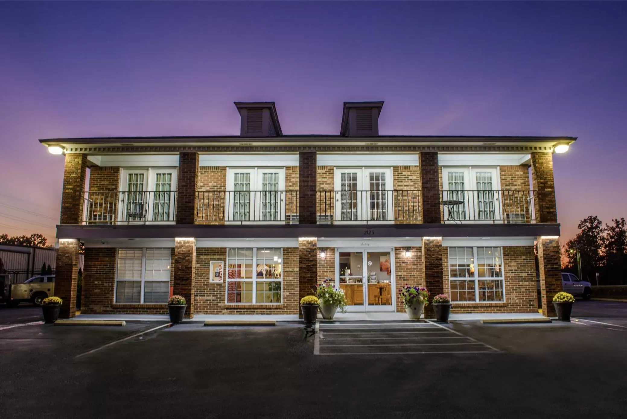 Property building in Richland Inn