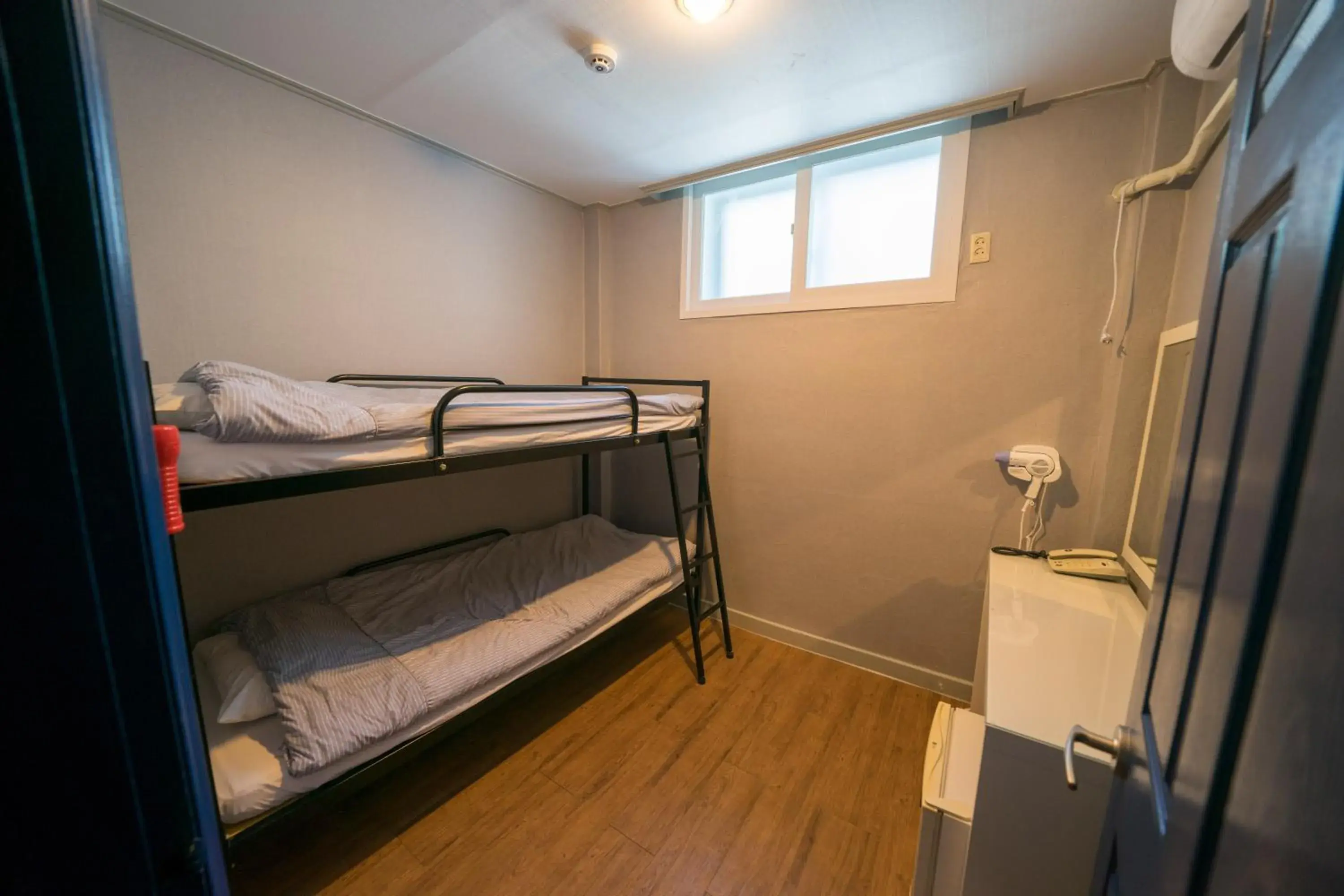 Twin Room with Bunk Bed in Beewon Guesthouse Twin Room with Bunk Bed in Beewon Guesthouse