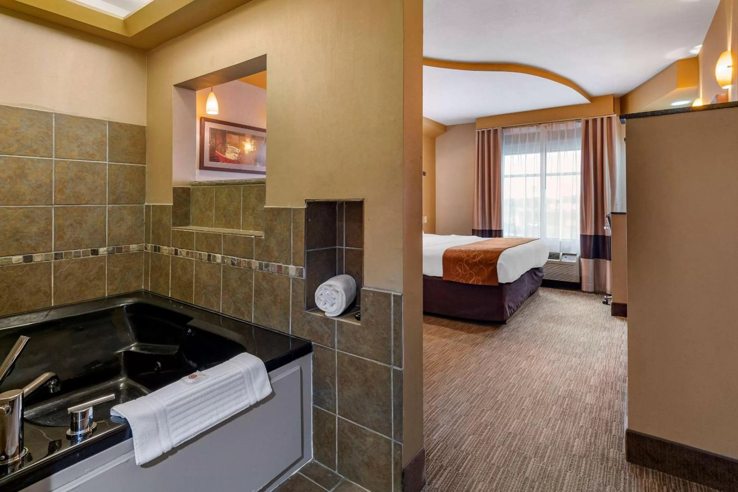 Bedroom, Bed in Comfort Suites Perrysburg - Toledo South