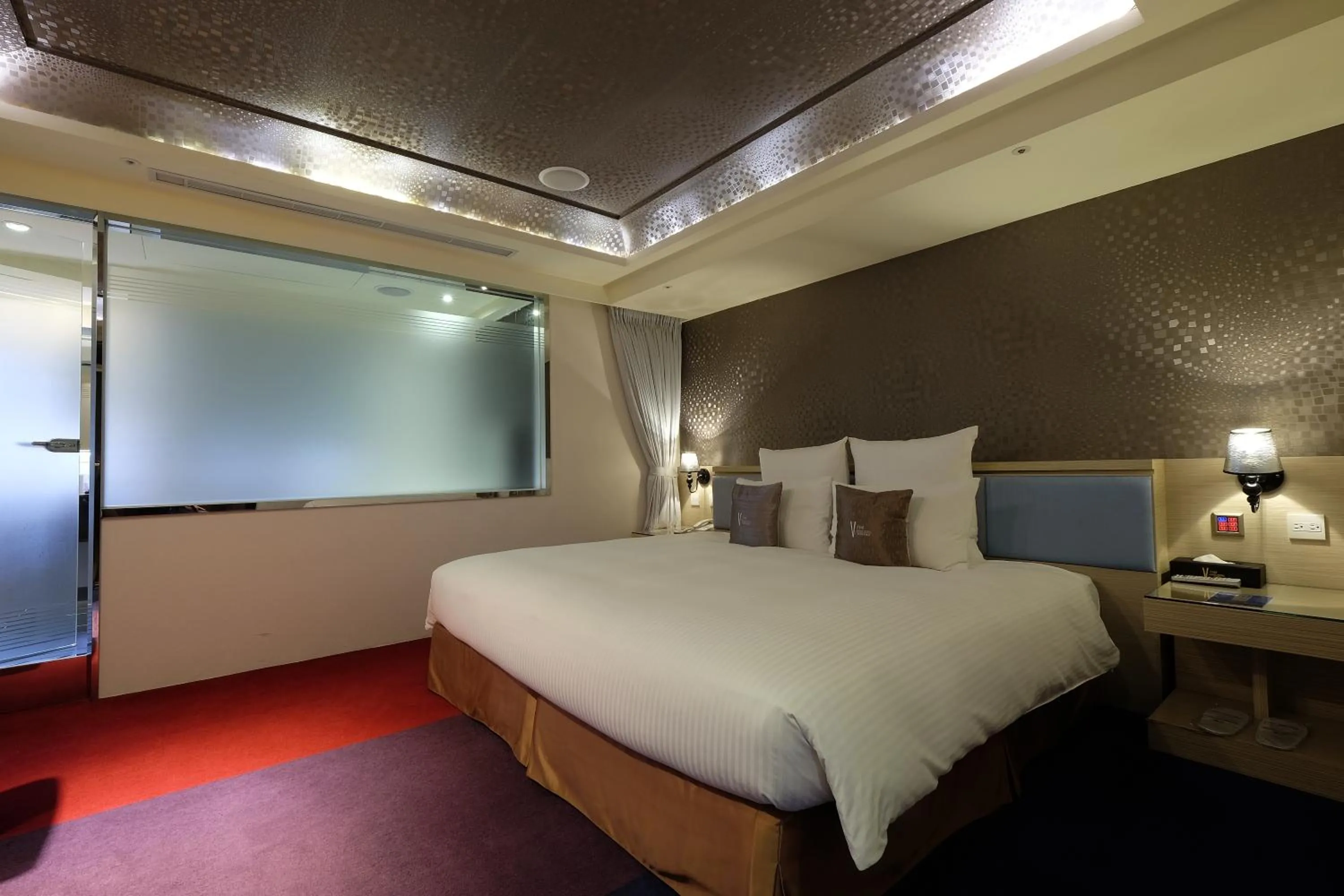 Photo of the whole room, Bed in V-one Vogue Hotel