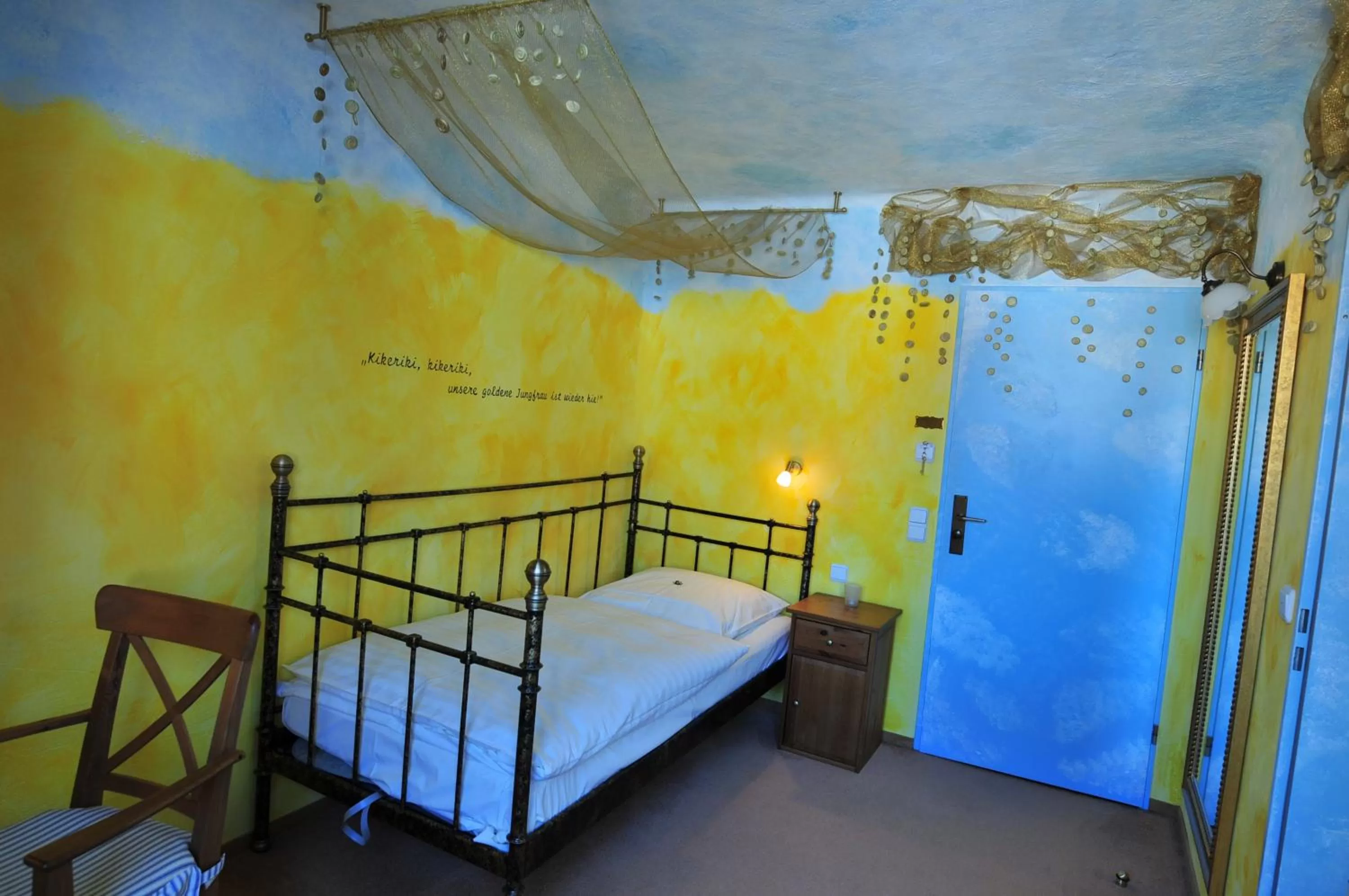 Decorative detail, Bed in Hotel Goldflair am Rathaus