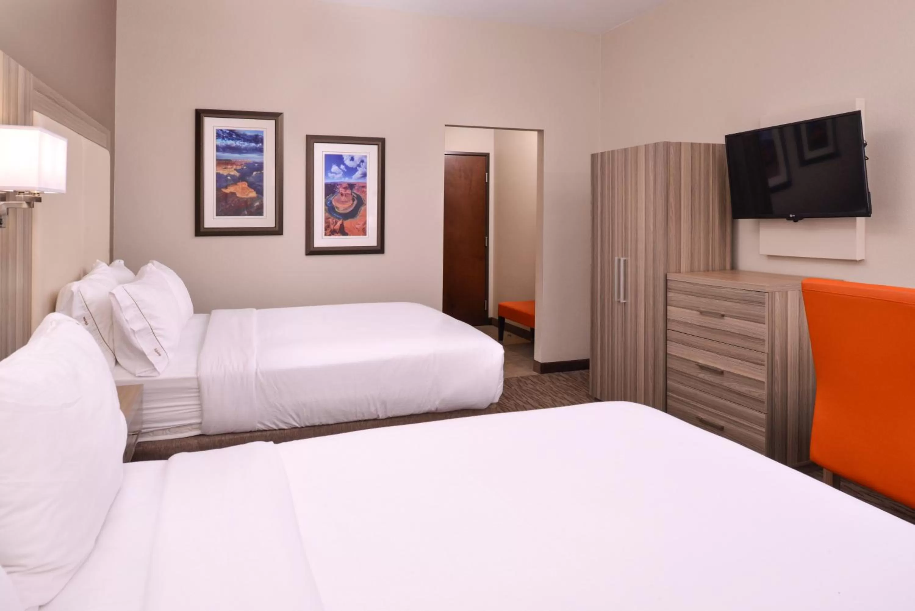 Photo of the whole room, Bed in Holiday Inn Express & Suites Williams by IHG
