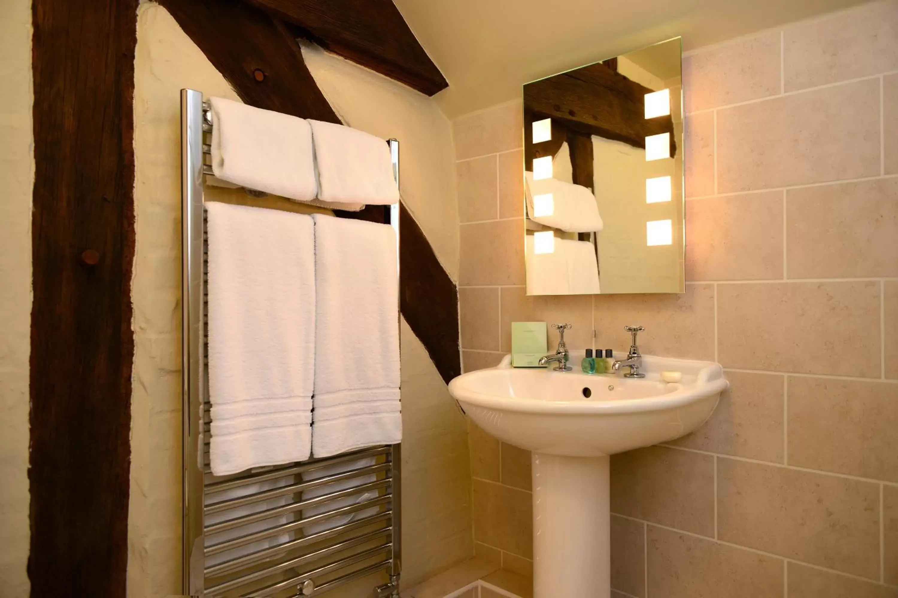 Double Room in The Raven Hotel Double Room in The Raven Hotel