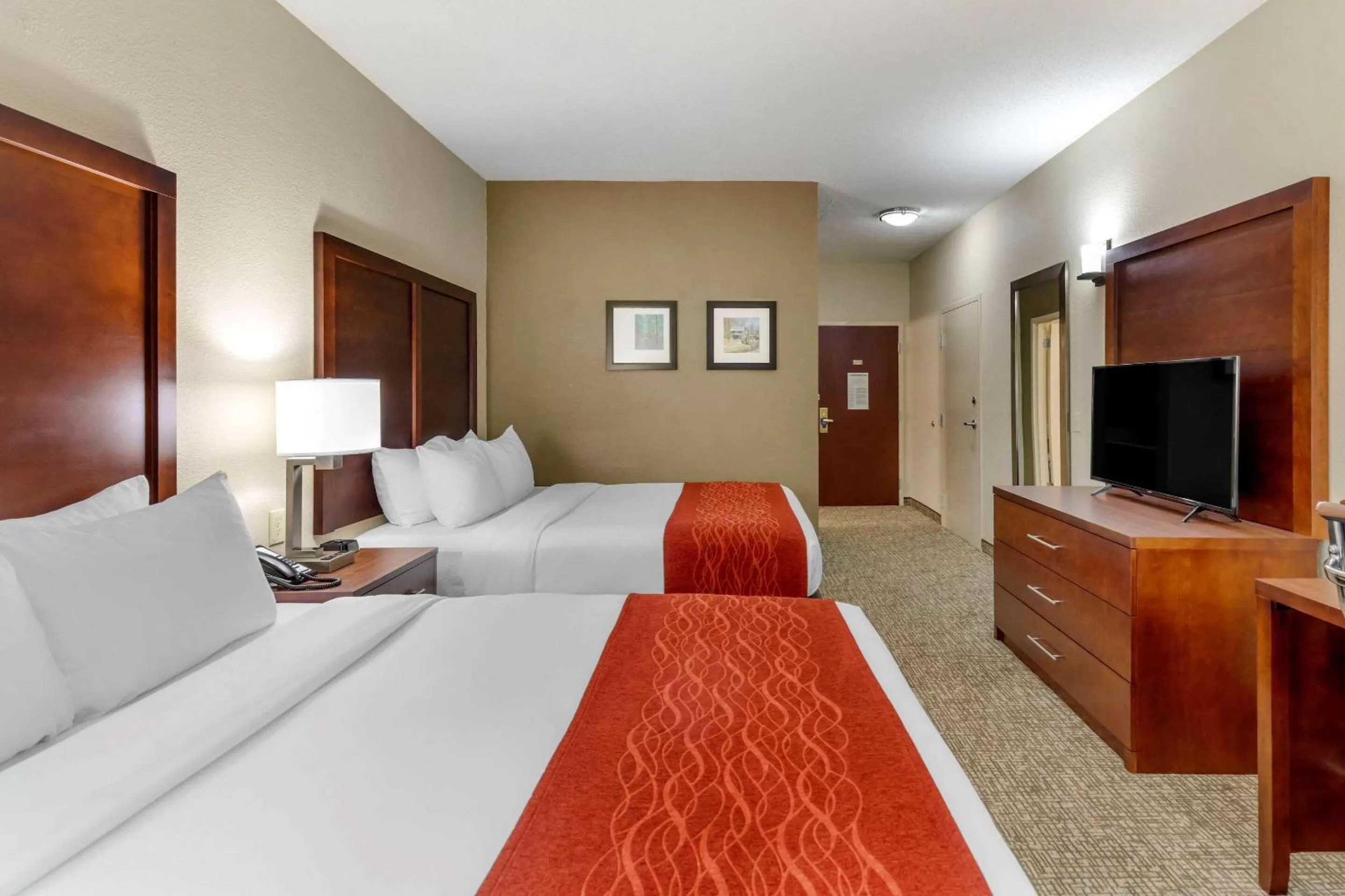 Photo of the whole room, Bed in Comfort Inn & Suites Canton Riverstone Area