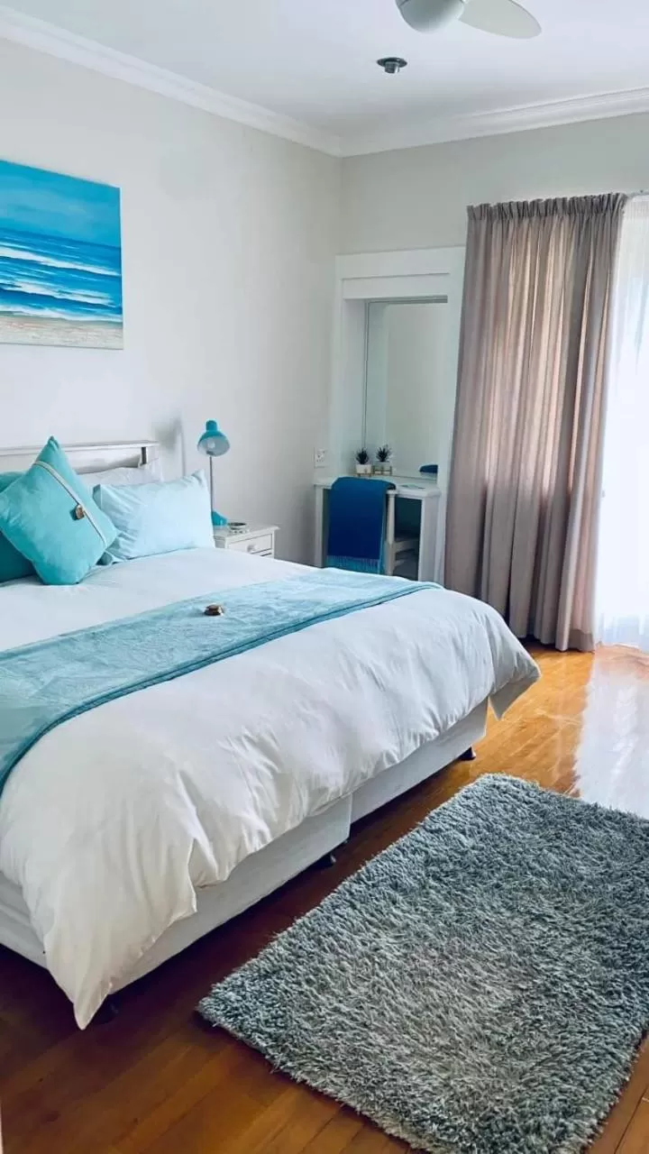 Bedroom, Bed in On the Bay