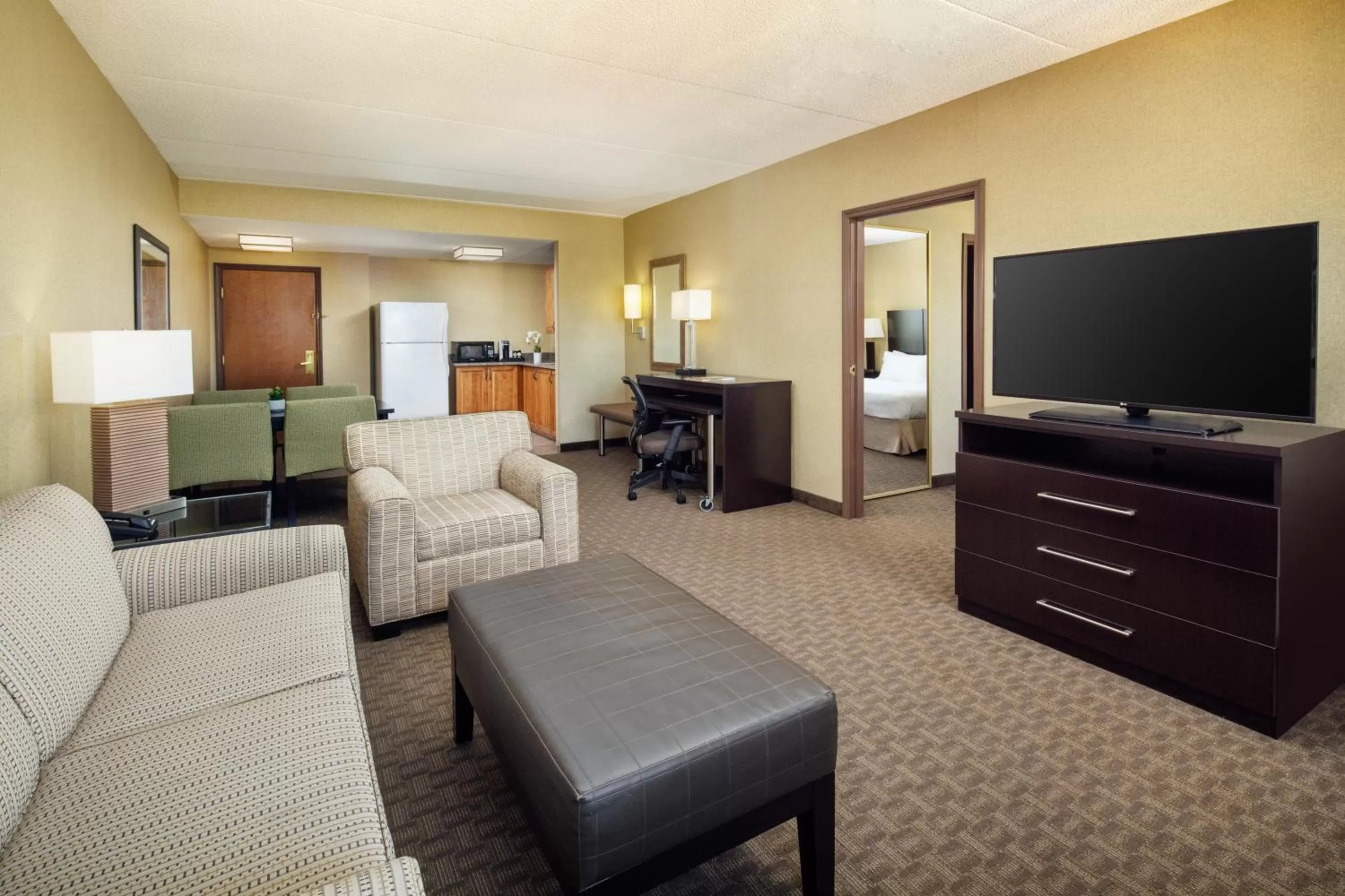 Communal lounge/ TV room in Holiday Inn Phoenix/Chandler by IHG