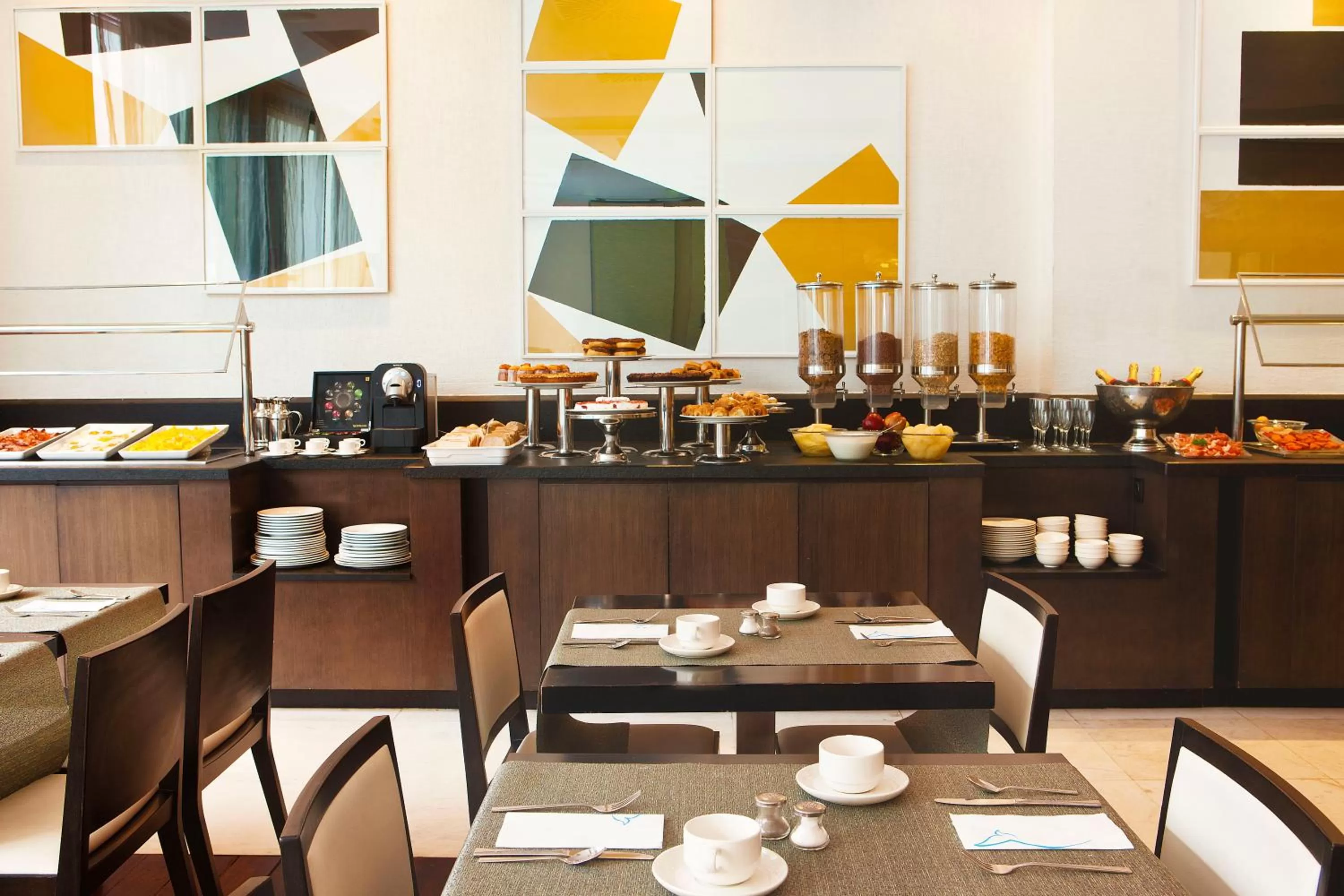 Restaurant/places to eat in Grupotel Gran Via 678