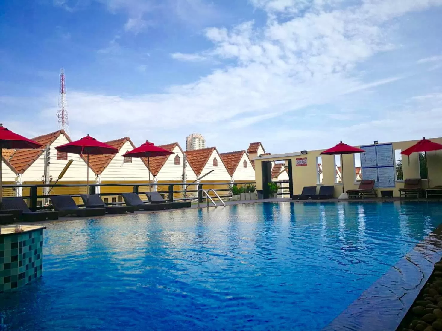 Swimming pool in Golden Sea Pattaya - SHA Extra Plus