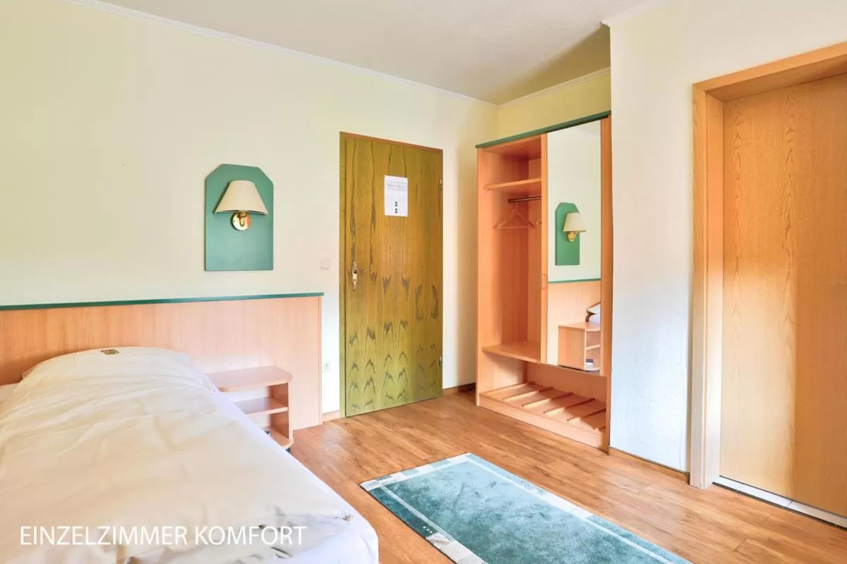 Property building, Bed in Stössels Hotel