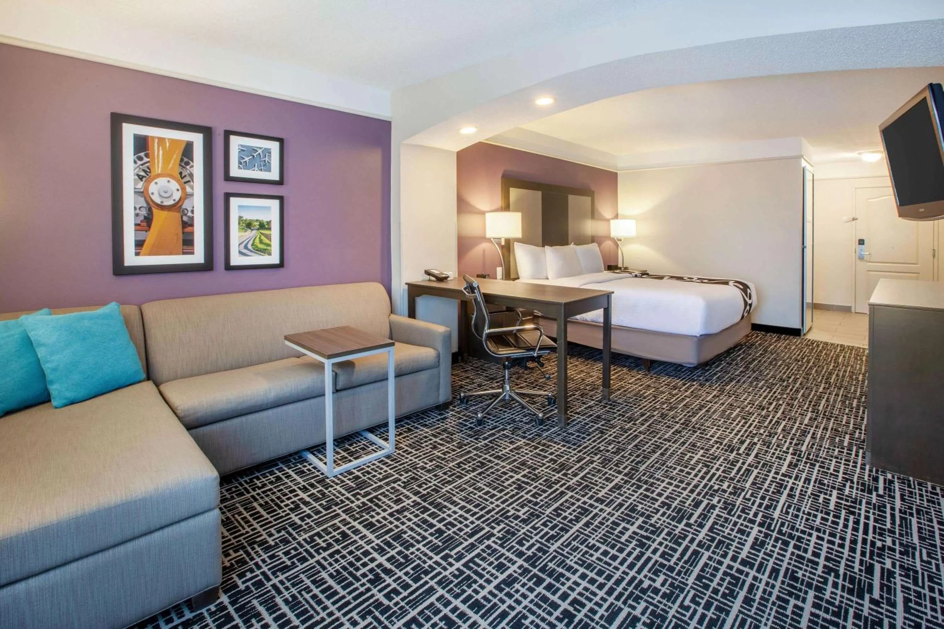 Photo of the whole room, Bed in La Quinta by Wyndham Cincinnati Airport Florence
