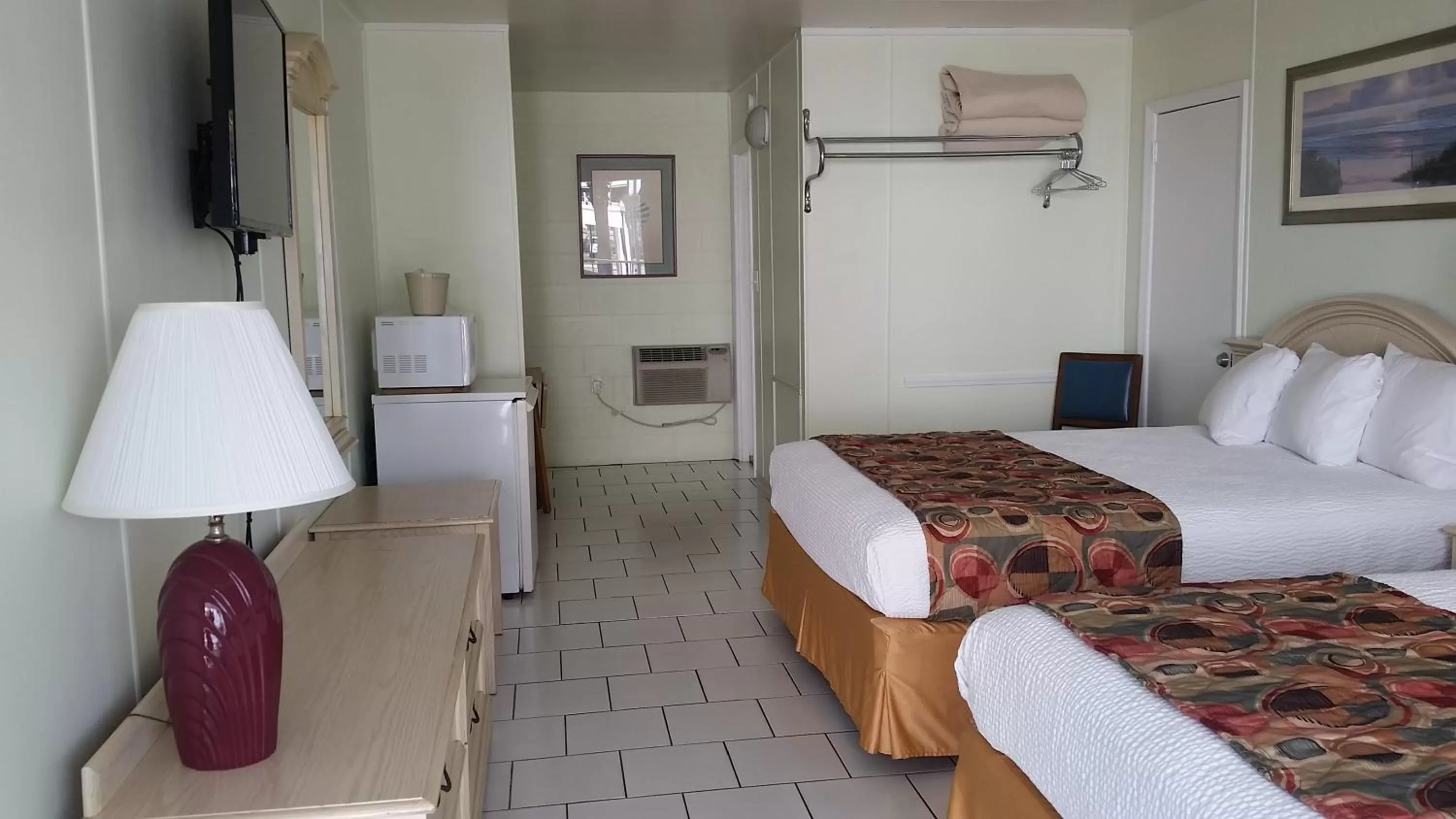 Photo of the whole room, Bed in Vancouver Motel