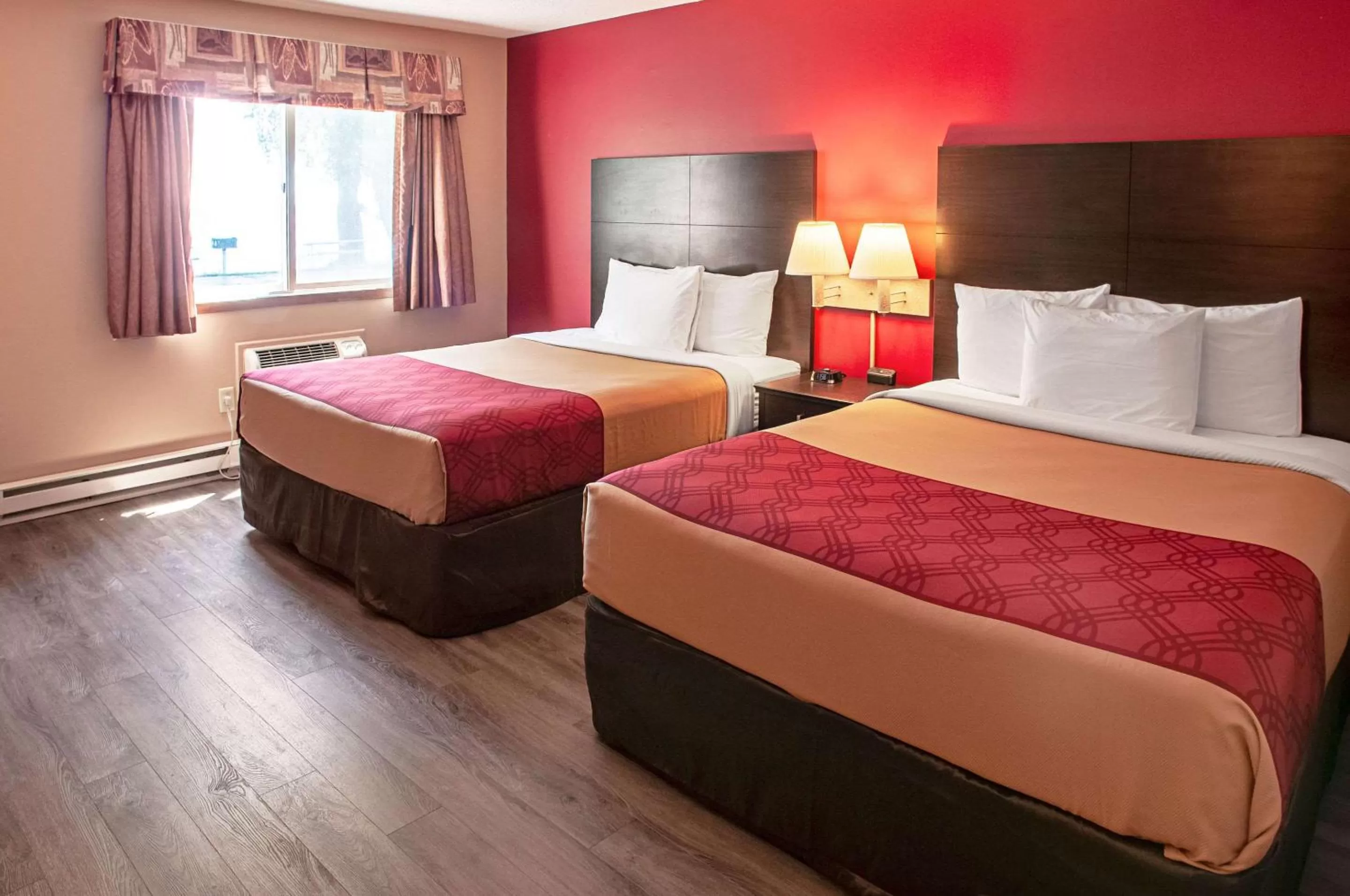 Photo of the whole room, Bed in Econo Lodge Menomonie On The Bay