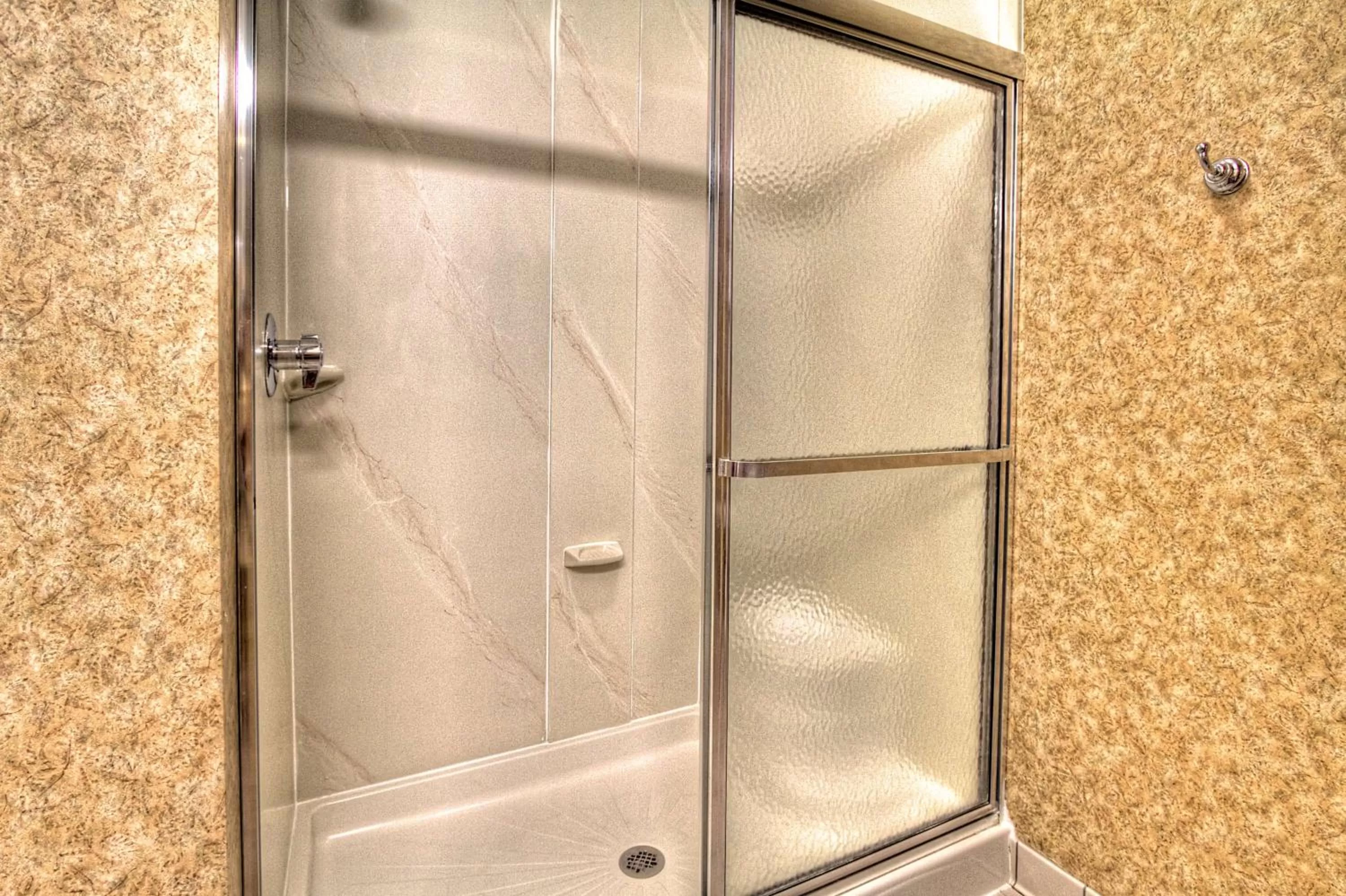 Bed in Hampton Inn & Suites Kalamazoo-Oshtemo