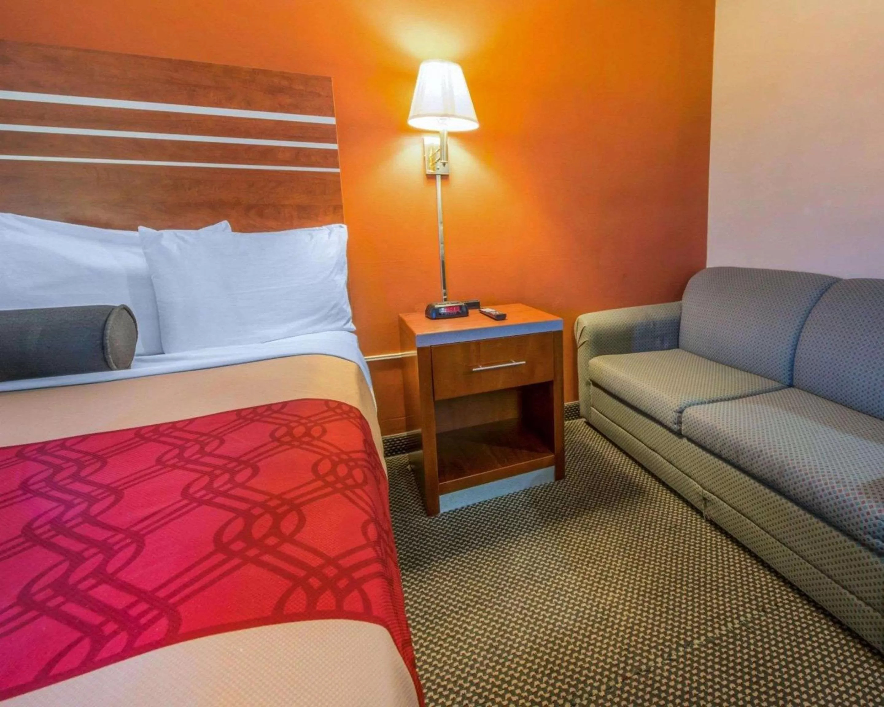 Photo of the whole room, Bed in Econo Lodge Hermitage South