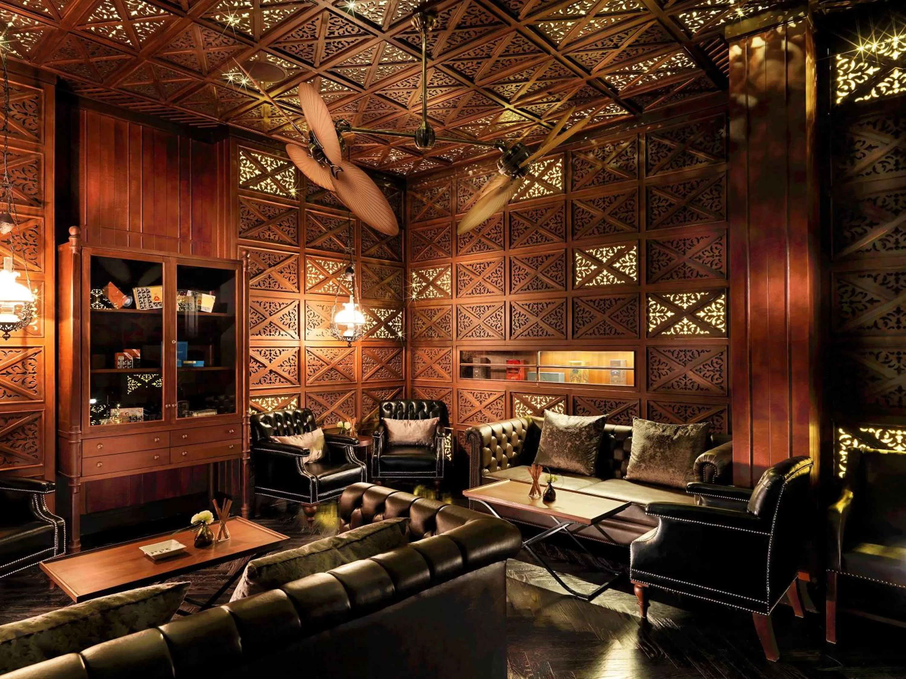 Lounge or bar in Hotel Muse Bangkok Langsuan - MGallery