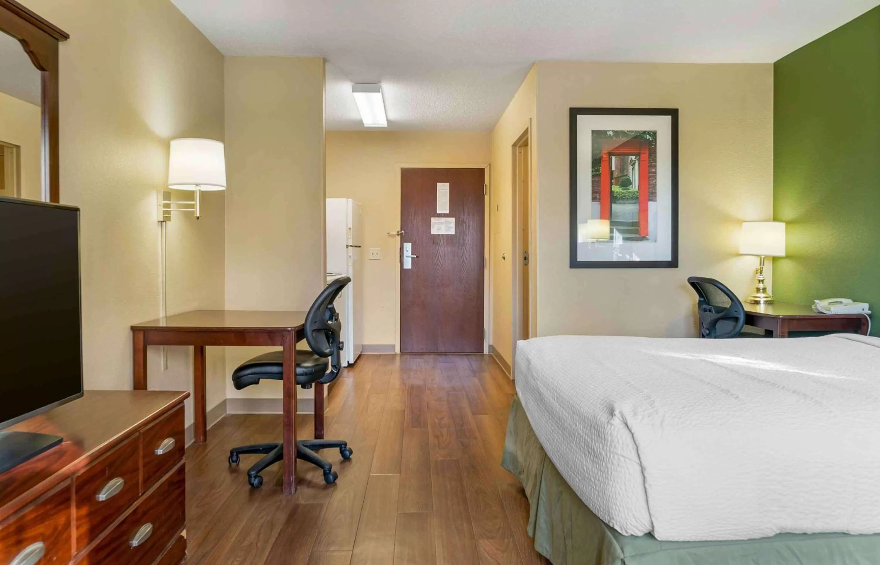 Bedroom, Bed in Extended Stay America Select Suites - Detroit - Farmington Hills