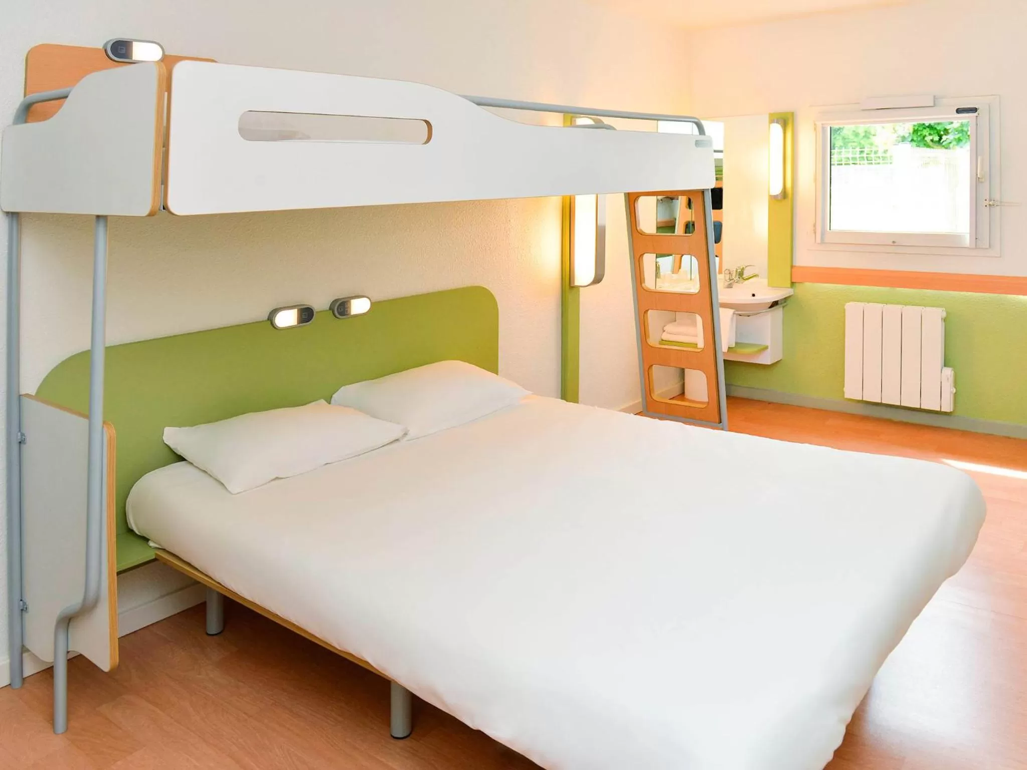Photo of the whole room, Bed in Ibis Budget Orléans Nord Saran