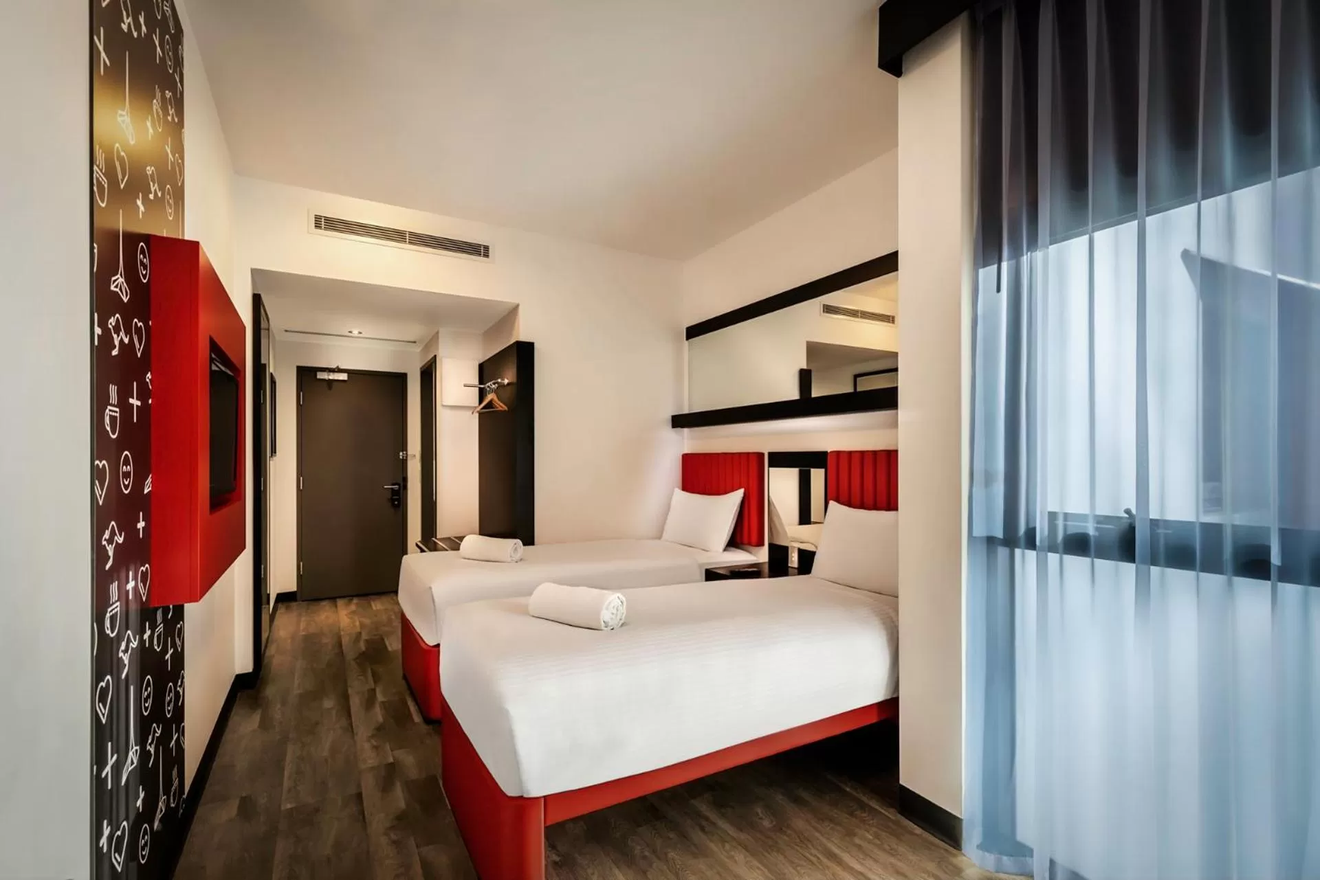 Photo of the whole room, Bed in Essence Hotel Carlton