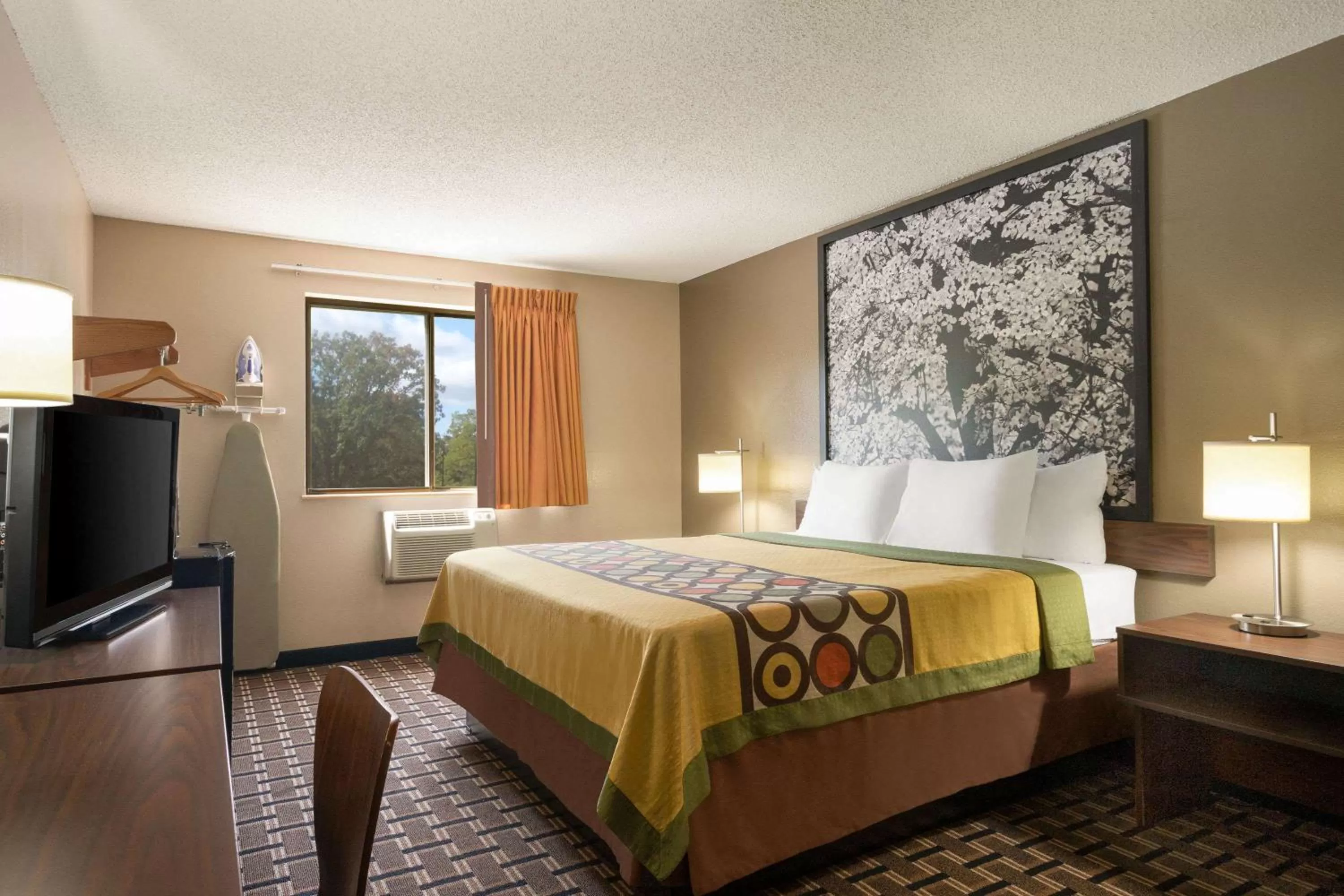 Photo of the whole room, Bed in Super 8 by Wyndham Mayfield