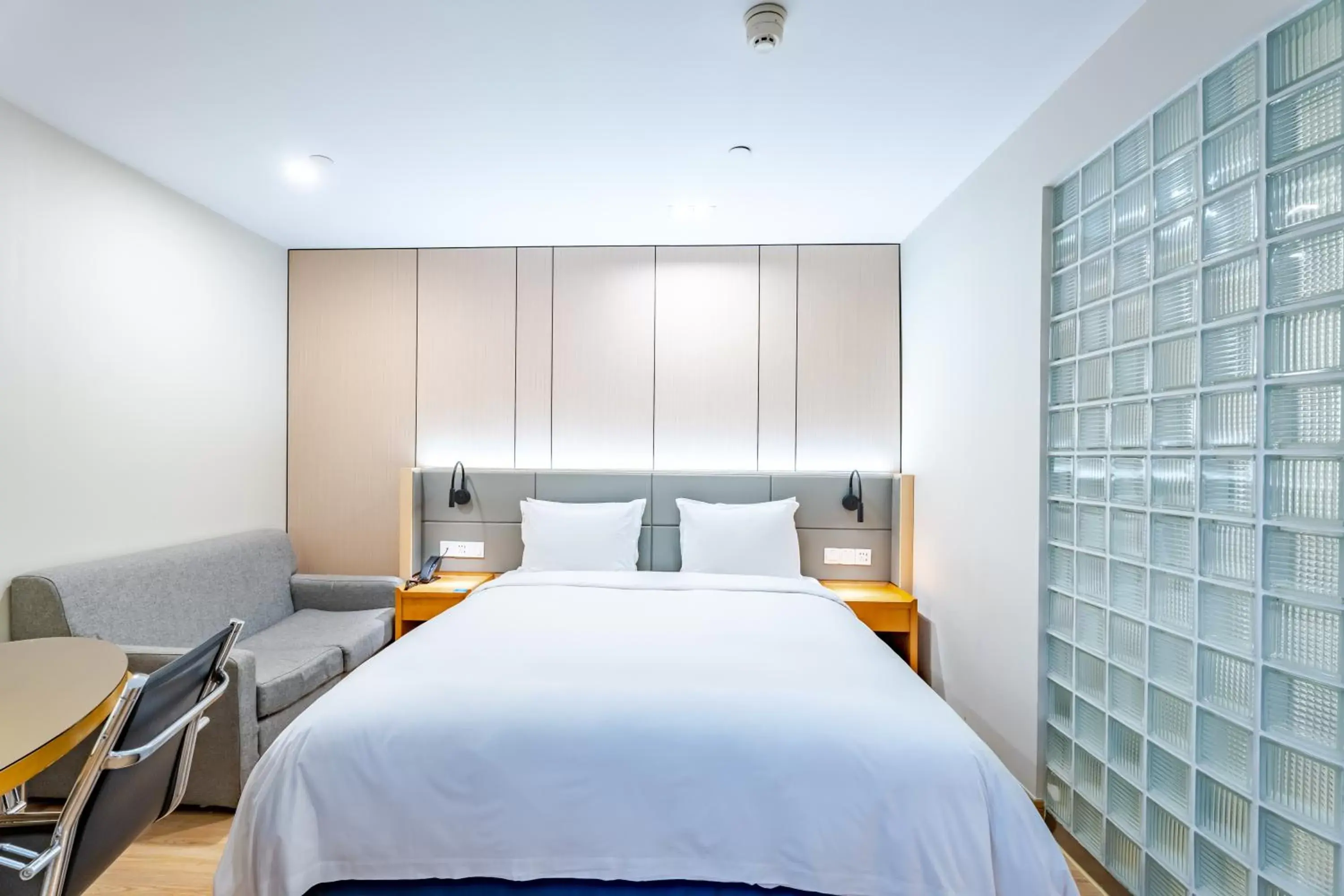 Standard Queen Room - Disability Access in Holiday Inn Express Shanghai Jinqiao Central by IHG Standard Queen Room - Disability Access in Holiday Inn Express Shanghai Jinqiao Central by IHG
