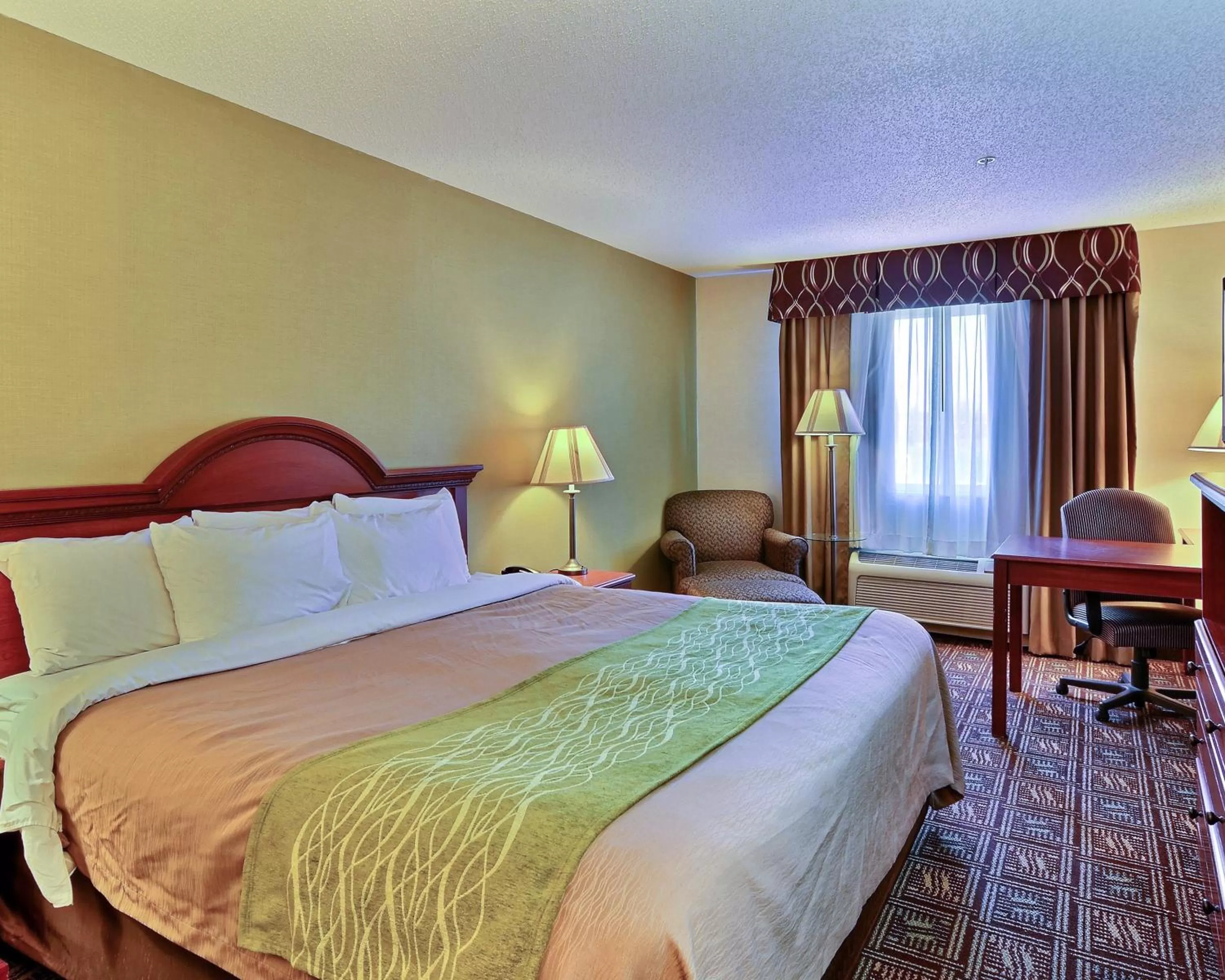 Standard Room, 1 King Bed, Interior Hall, Non Smoking in Comfort Inn