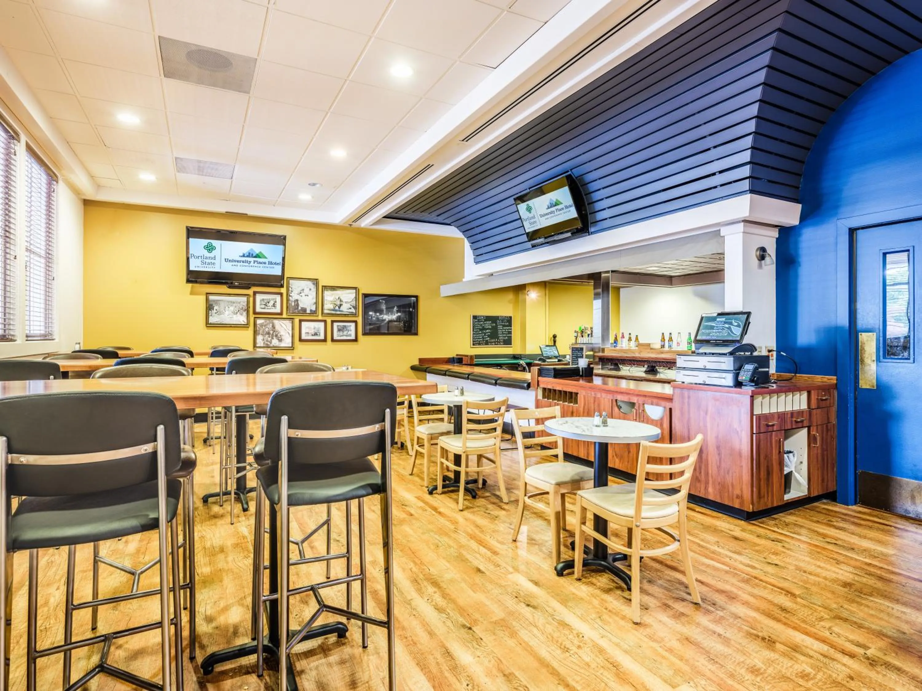 Lounge or bar in University Place Hotel and Conference Center