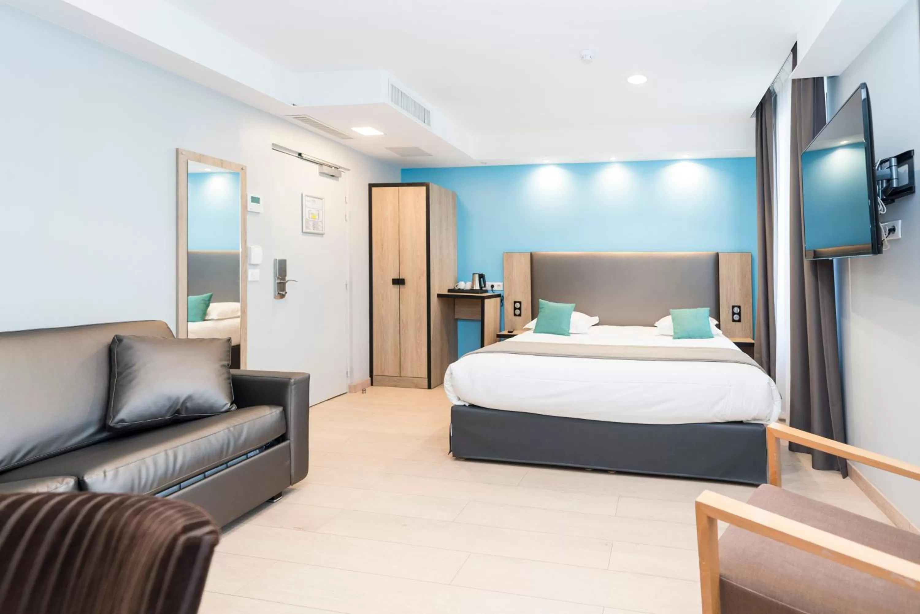 Bed in Grand Hôtel Clichy Paris