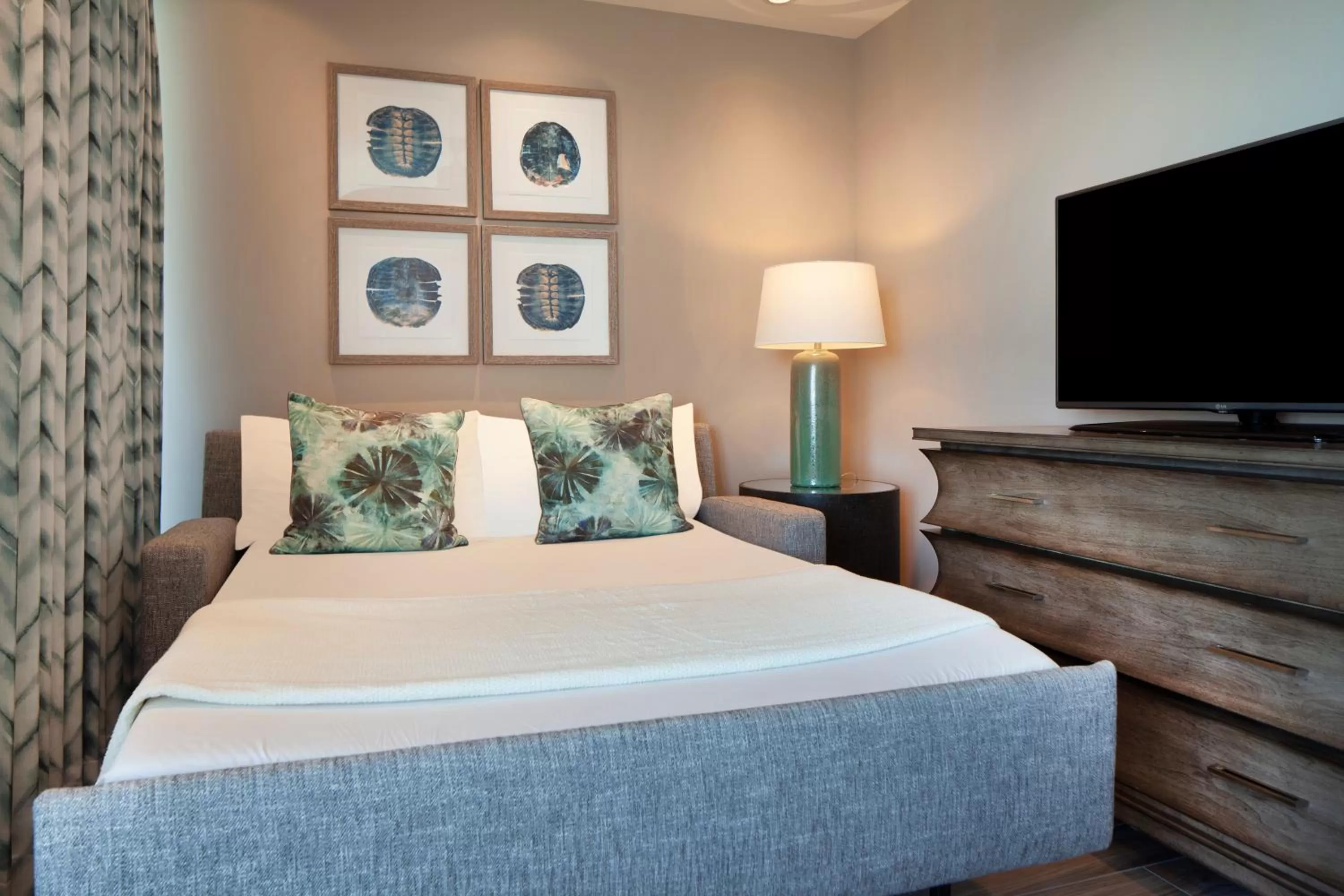 Bed in Pier House Resort & Spa