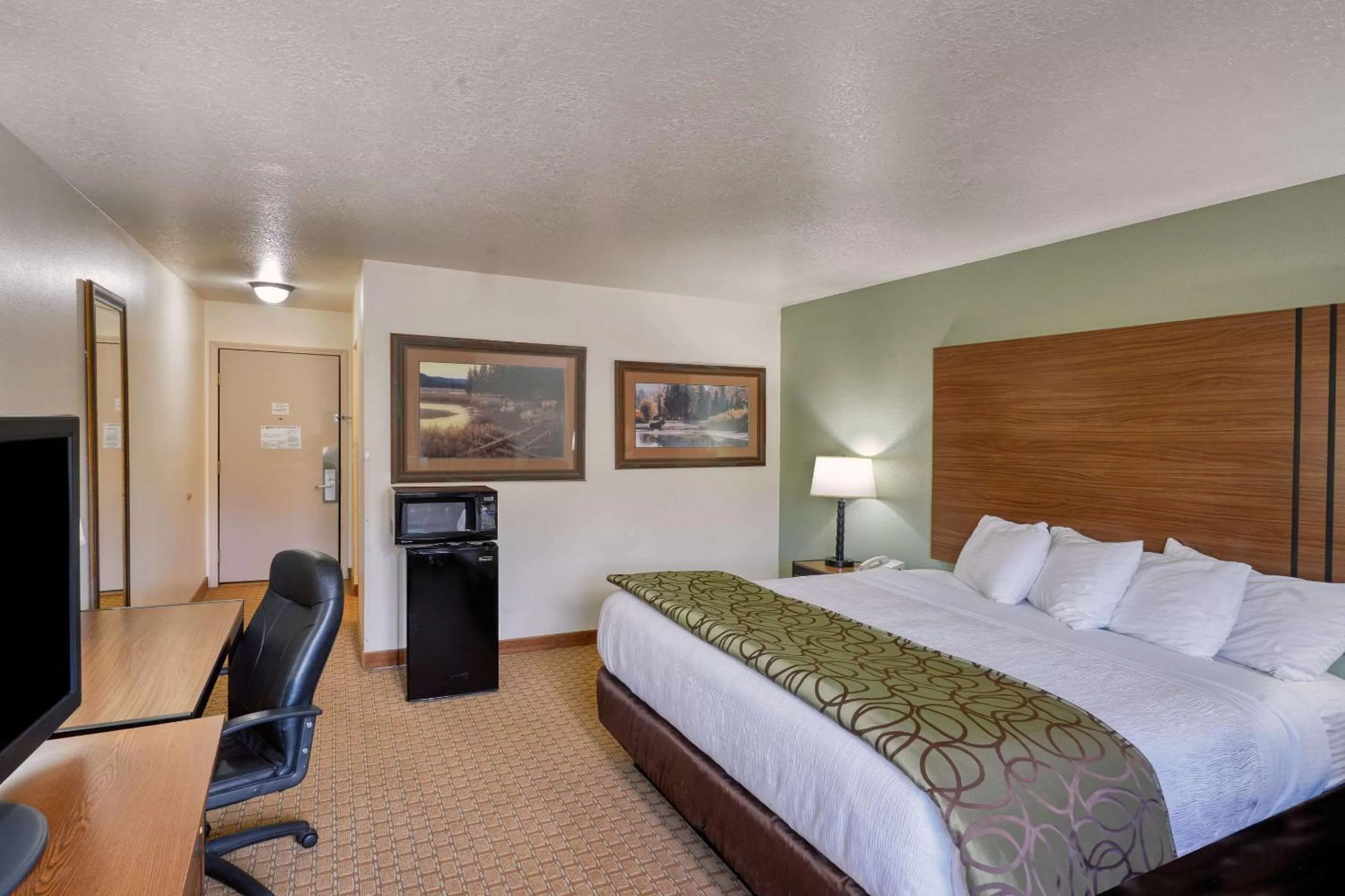Bedroom, Bed in Ridgeline Hotel at Yellowstone, an Ascend Collection Hotel