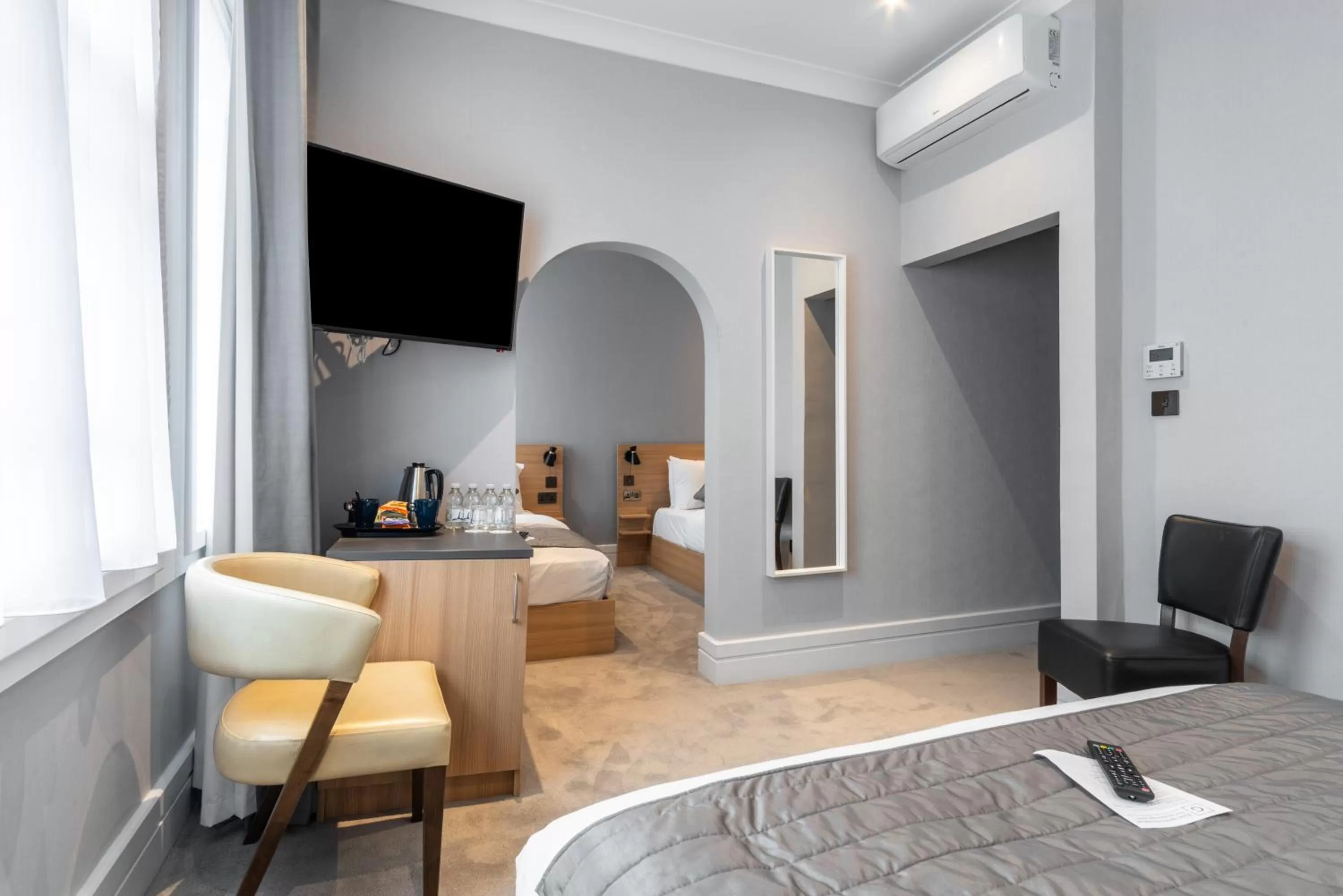 Bedroom, Bed in Gainsborough Hotel