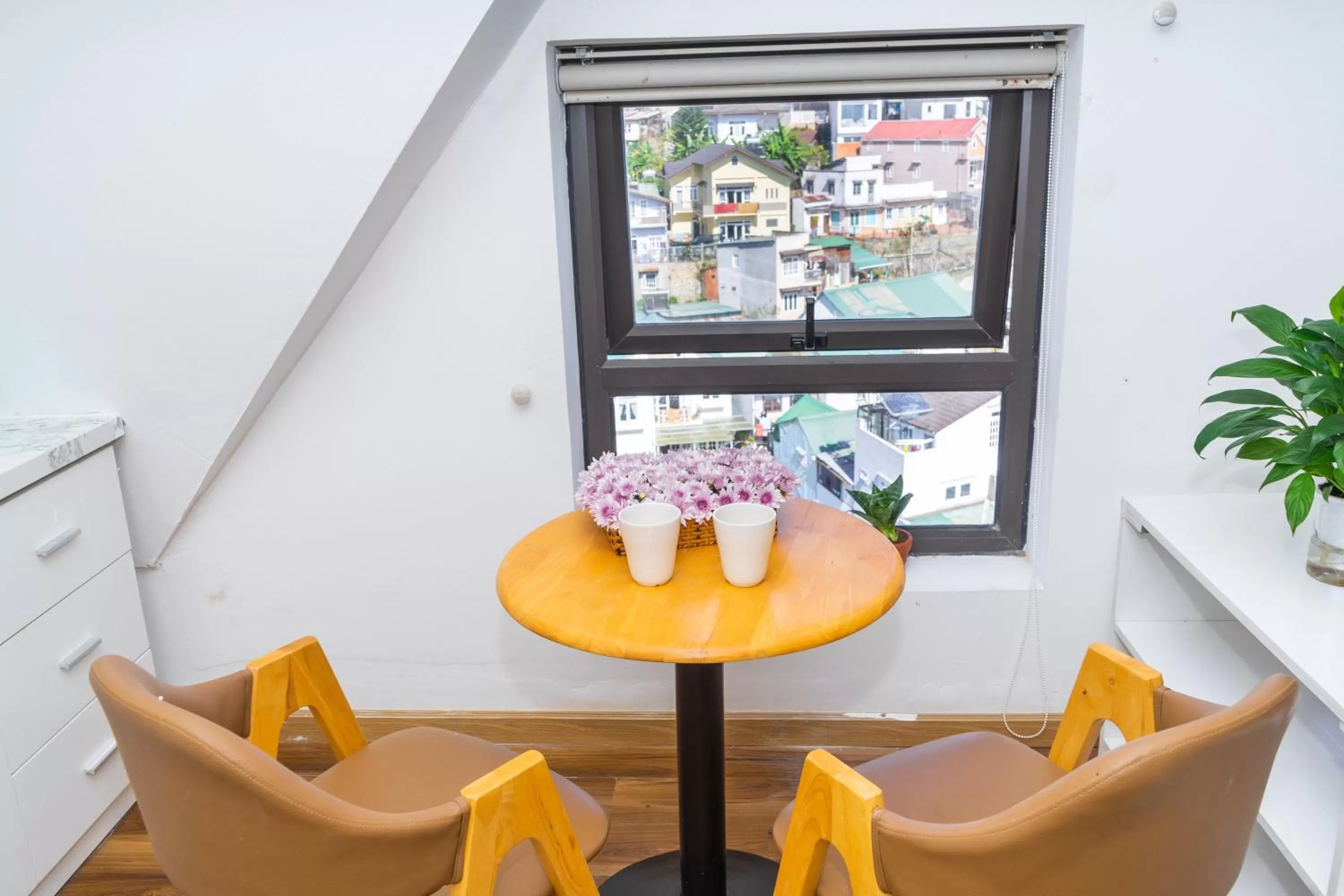 Seating area in Ngàn Phố Studio & Love Hotel