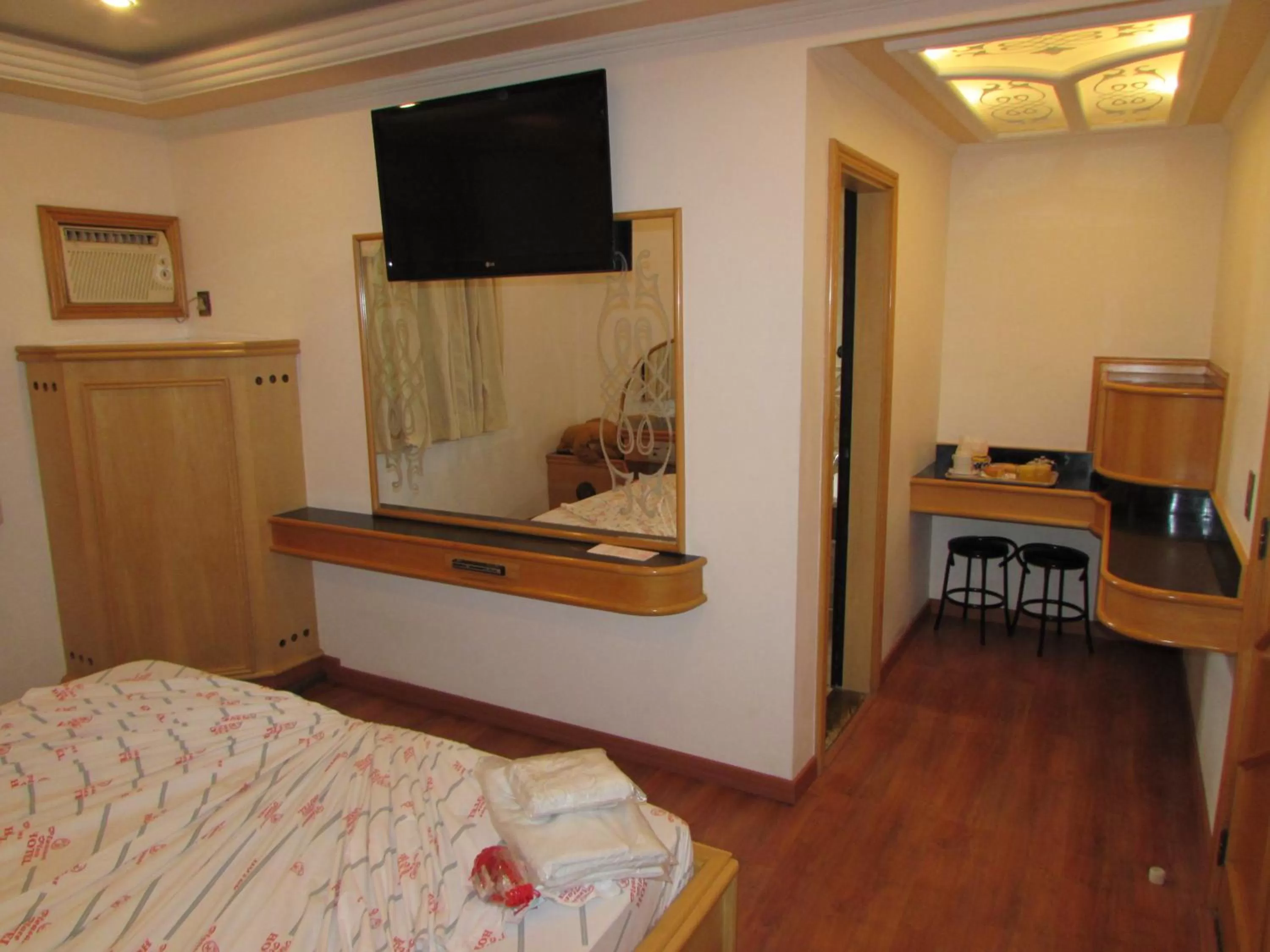 Bedroom, TV/Entertainment Center in Pleasant Place Hotel