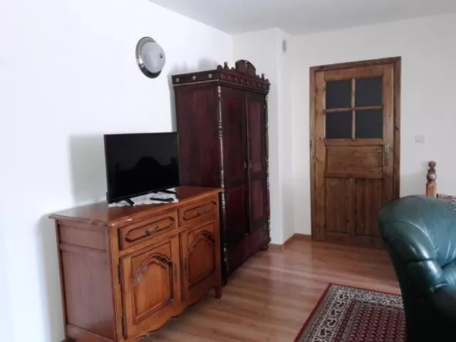 TV/Entertainment Center in Gościniec Dworski w Ropie