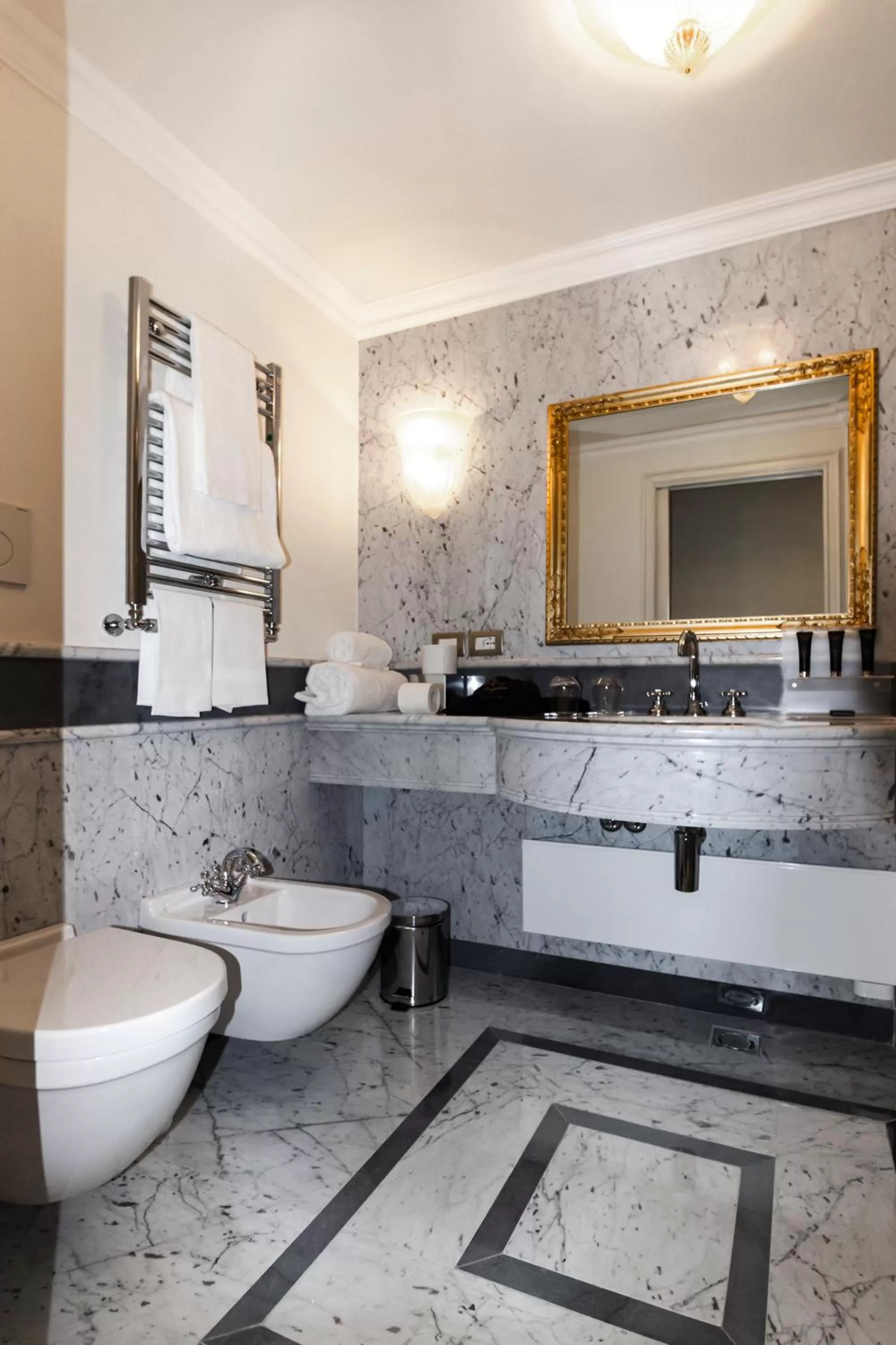 Bathroom in Ca' Bonfadini Historic Experience