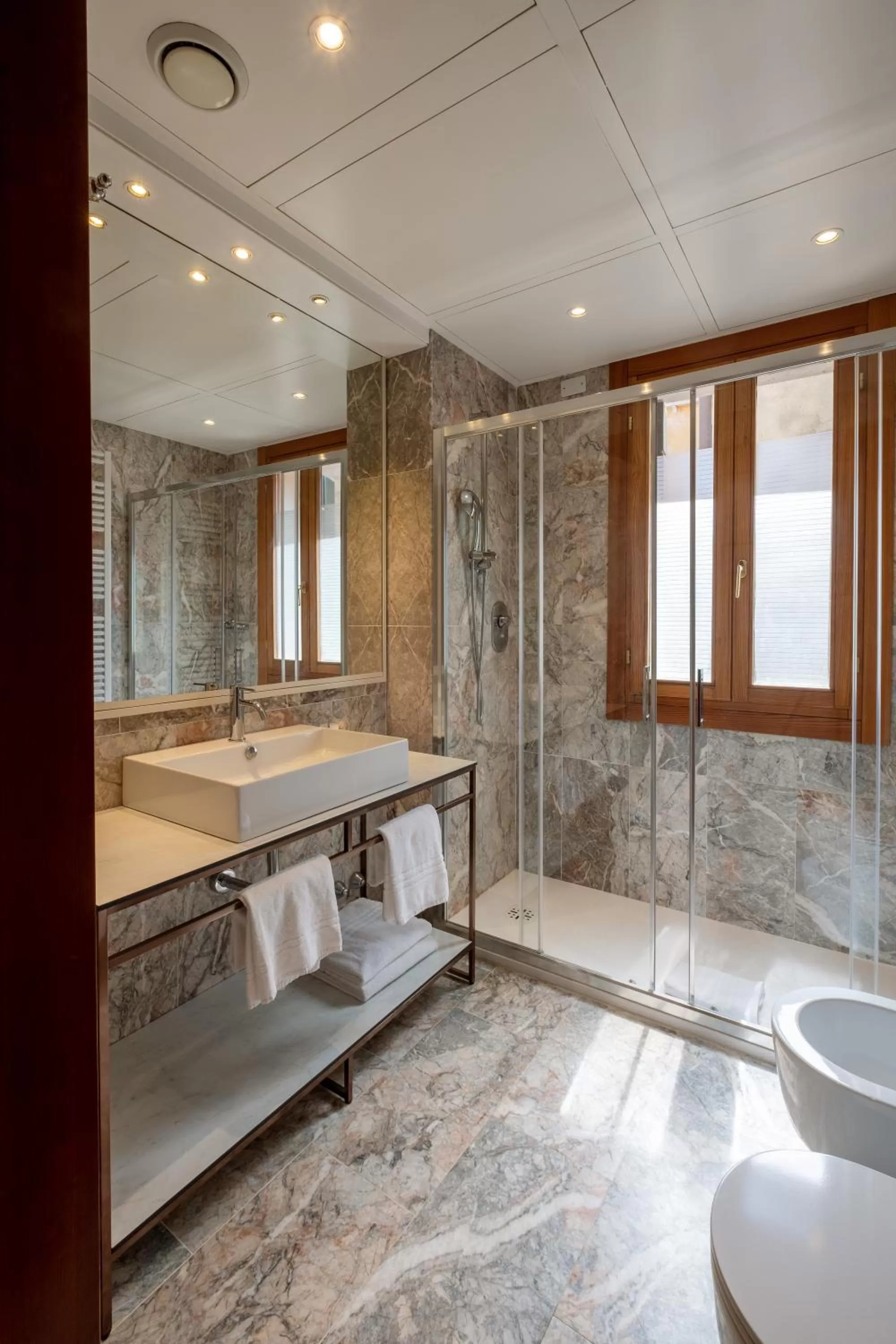 Shower in Palazzina Fortuny