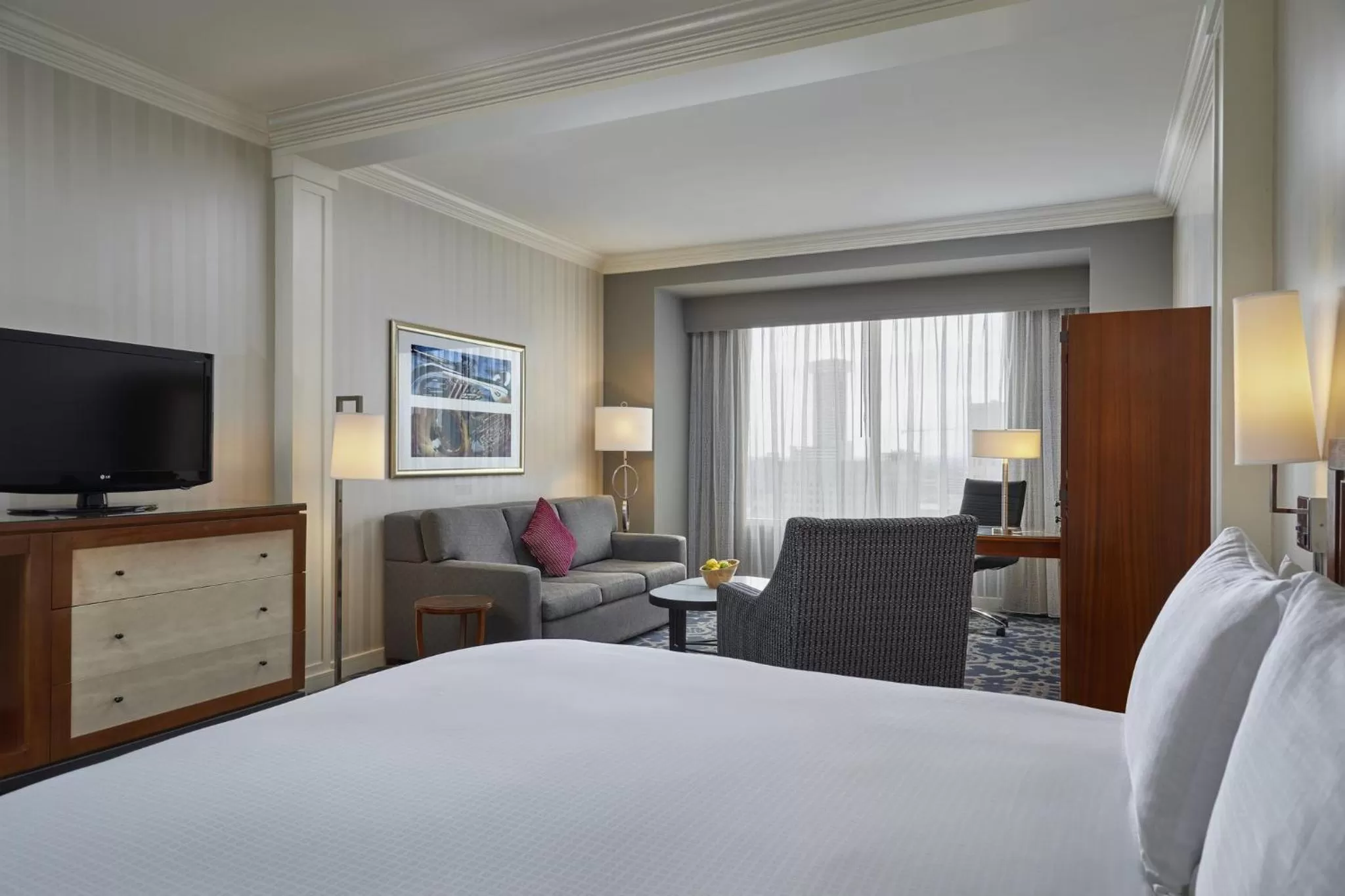 Photo of the whole room, Bed in Loews New Orleans Hotel