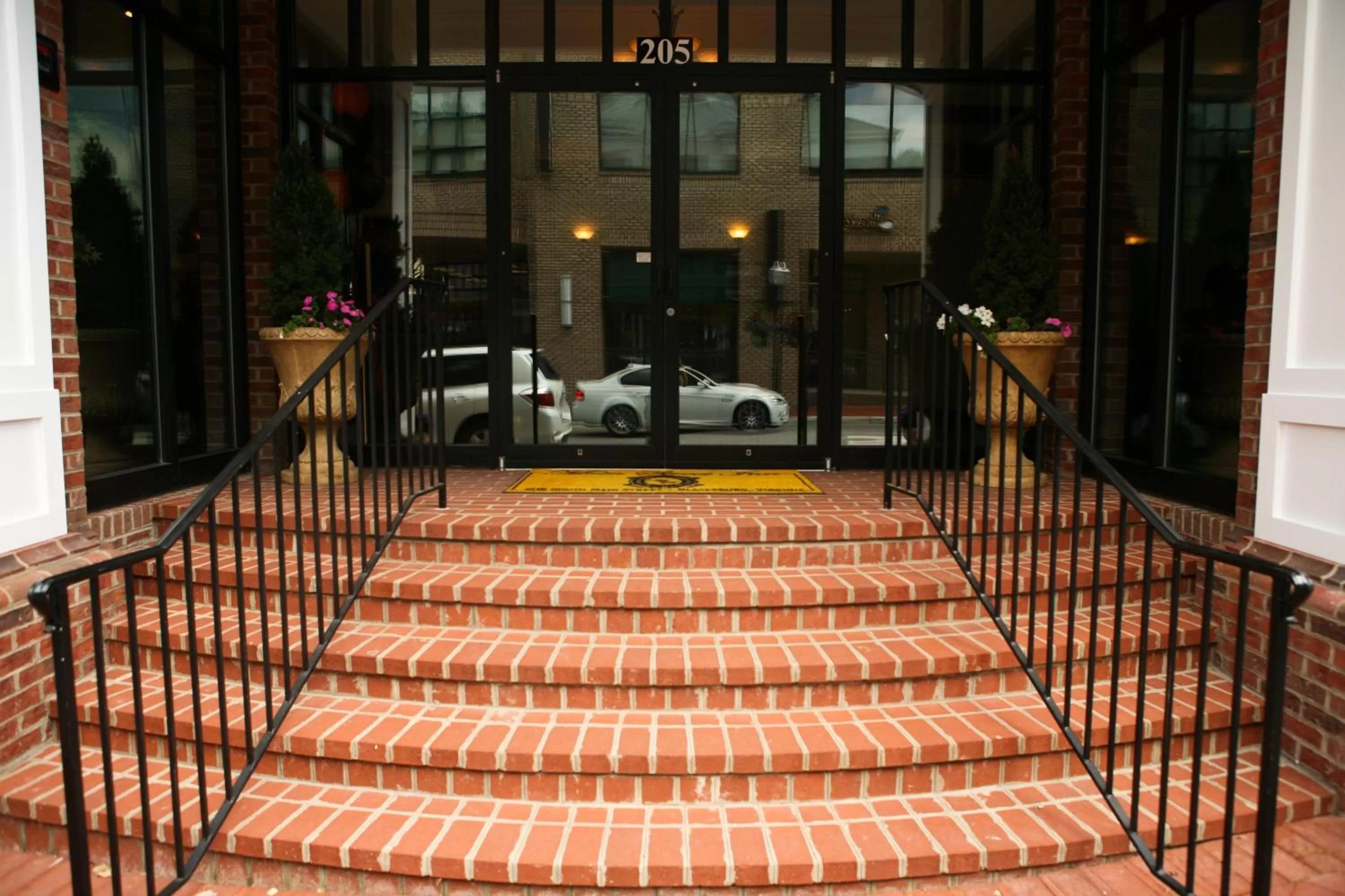 Facade/entrance in Main Street Inn Blacksburg