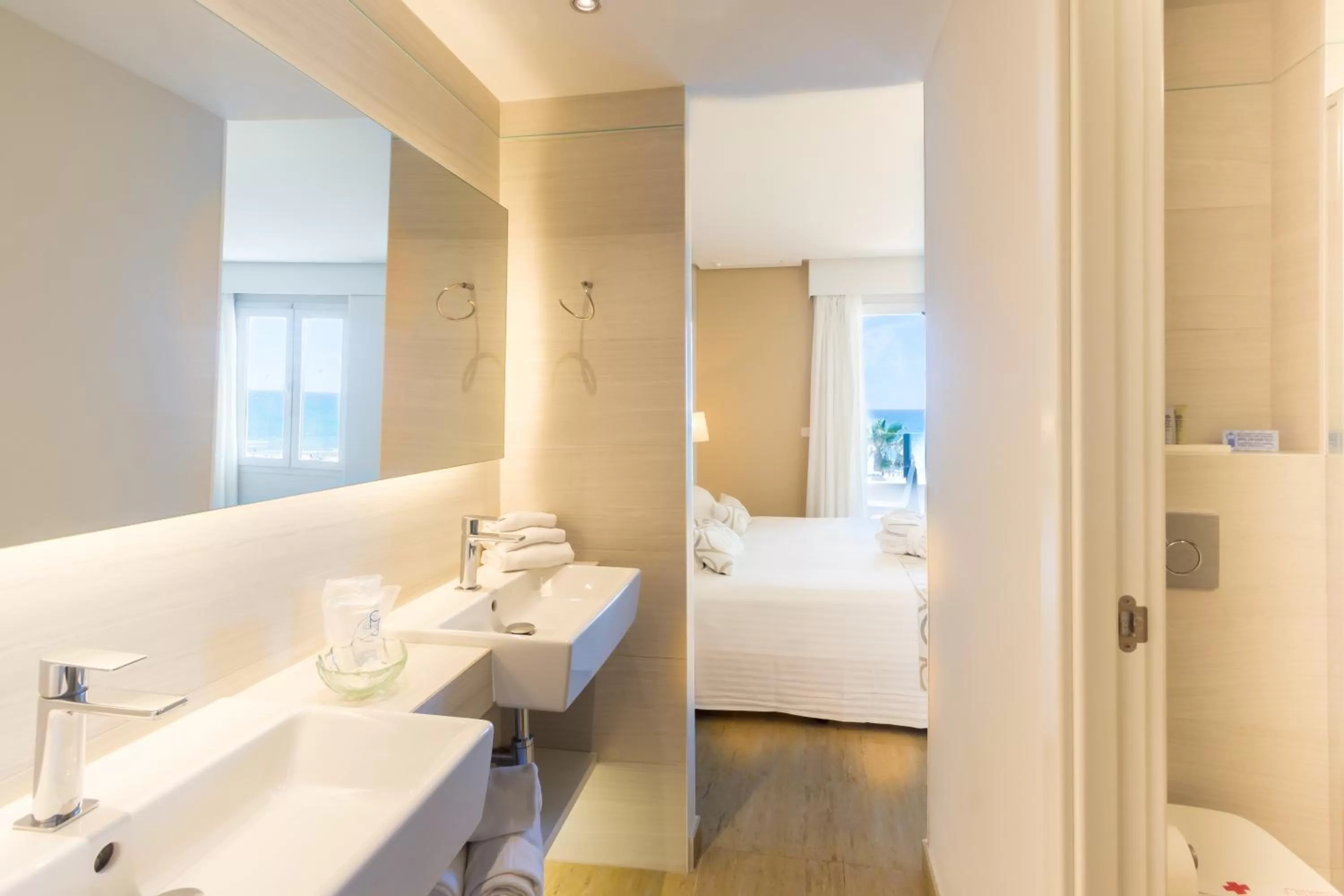 Bathroom, Bed in Hotel Meridional