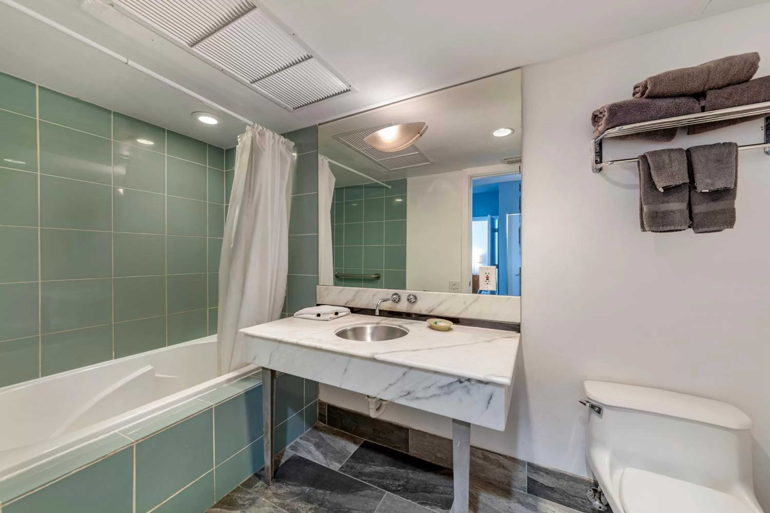 Bathroom in La Flora by LuxUrban