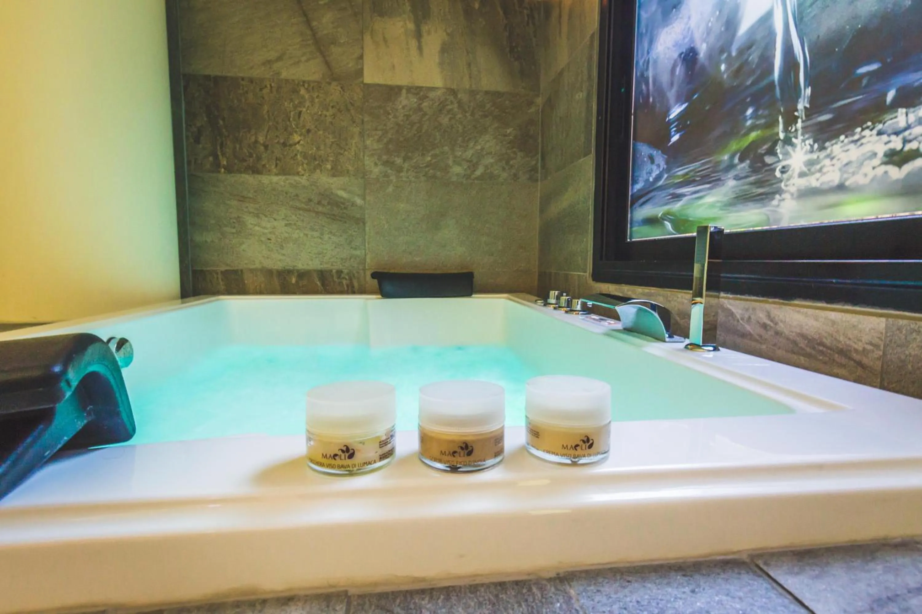 Hot Tub, Bed in Hotel Mamiani & Relaxing Spa Urbino