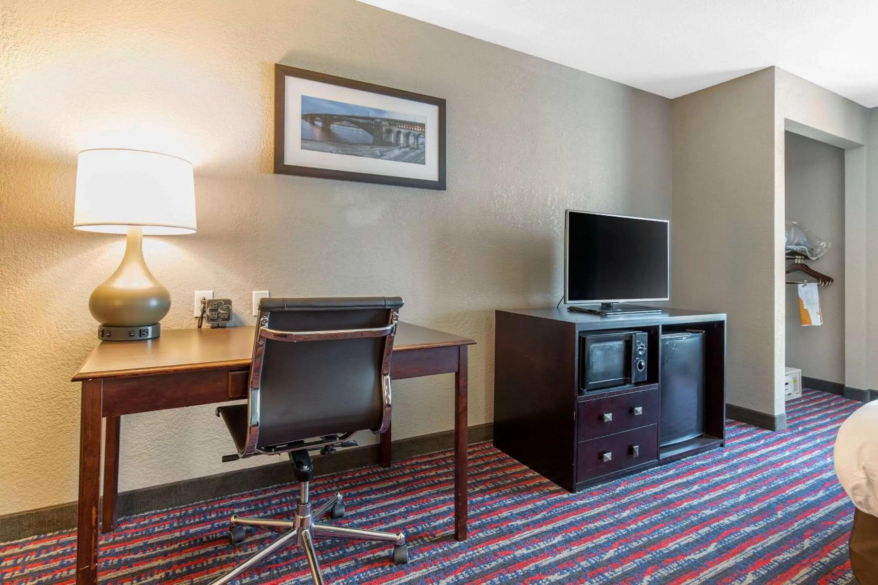 TV and multimedia in Comfort Suites Fairview Heights Saint Louis