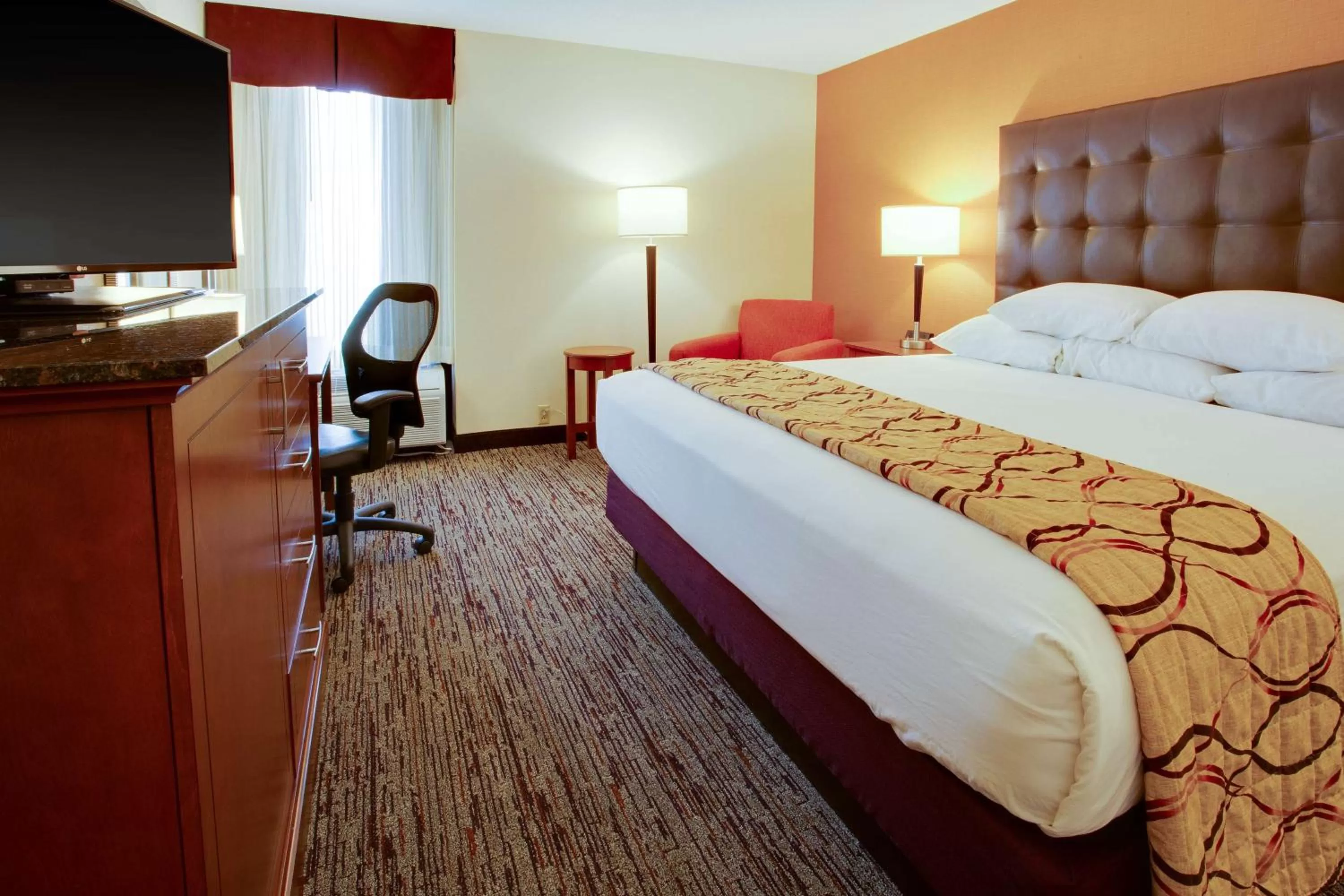 Deluxe King Room - Accessible, Roll-in Shower in Drury Inn & Suites Terre Haute