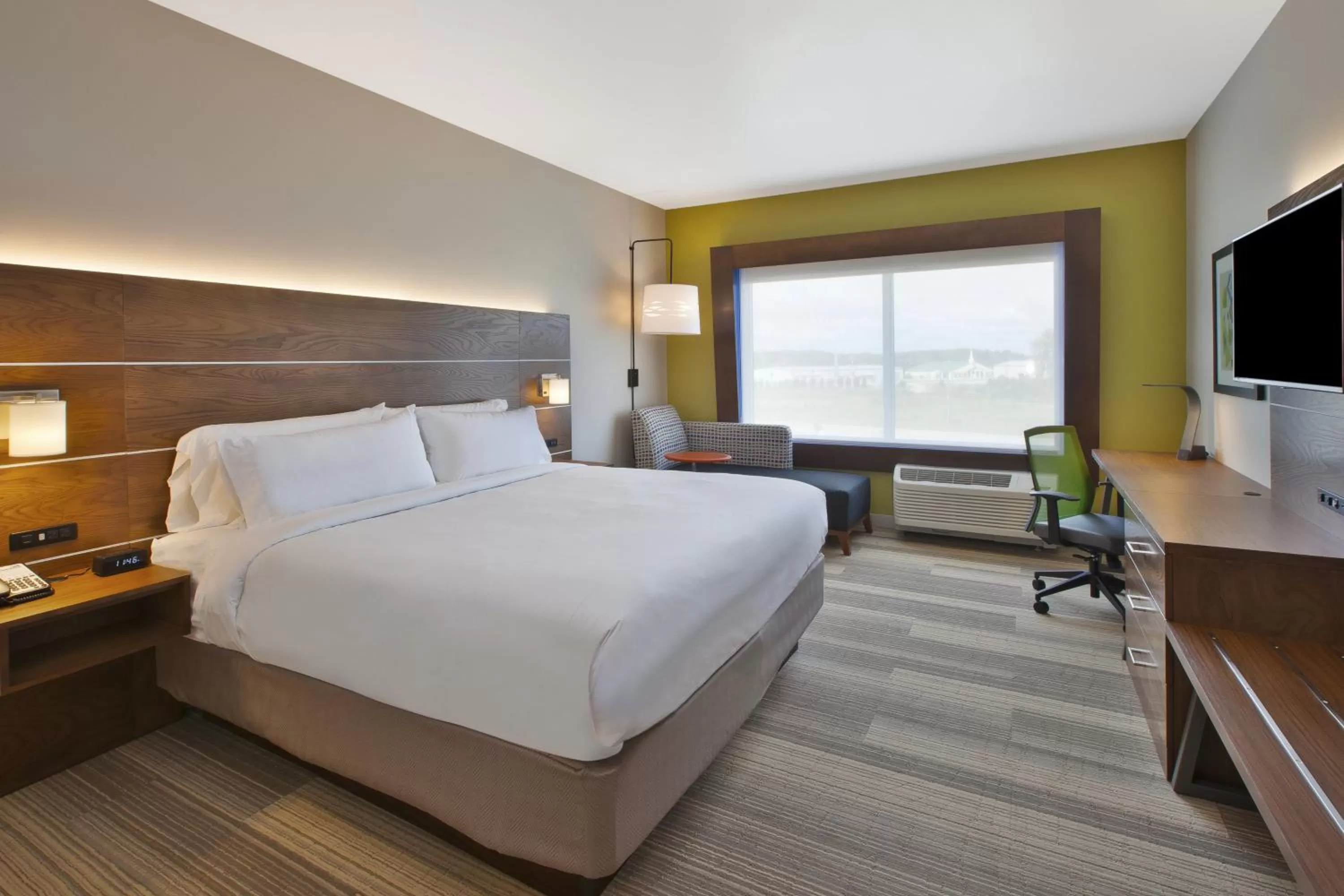 Photo of the whole room, Bed in Holiday Inn Express and Suites South Hill by IHG