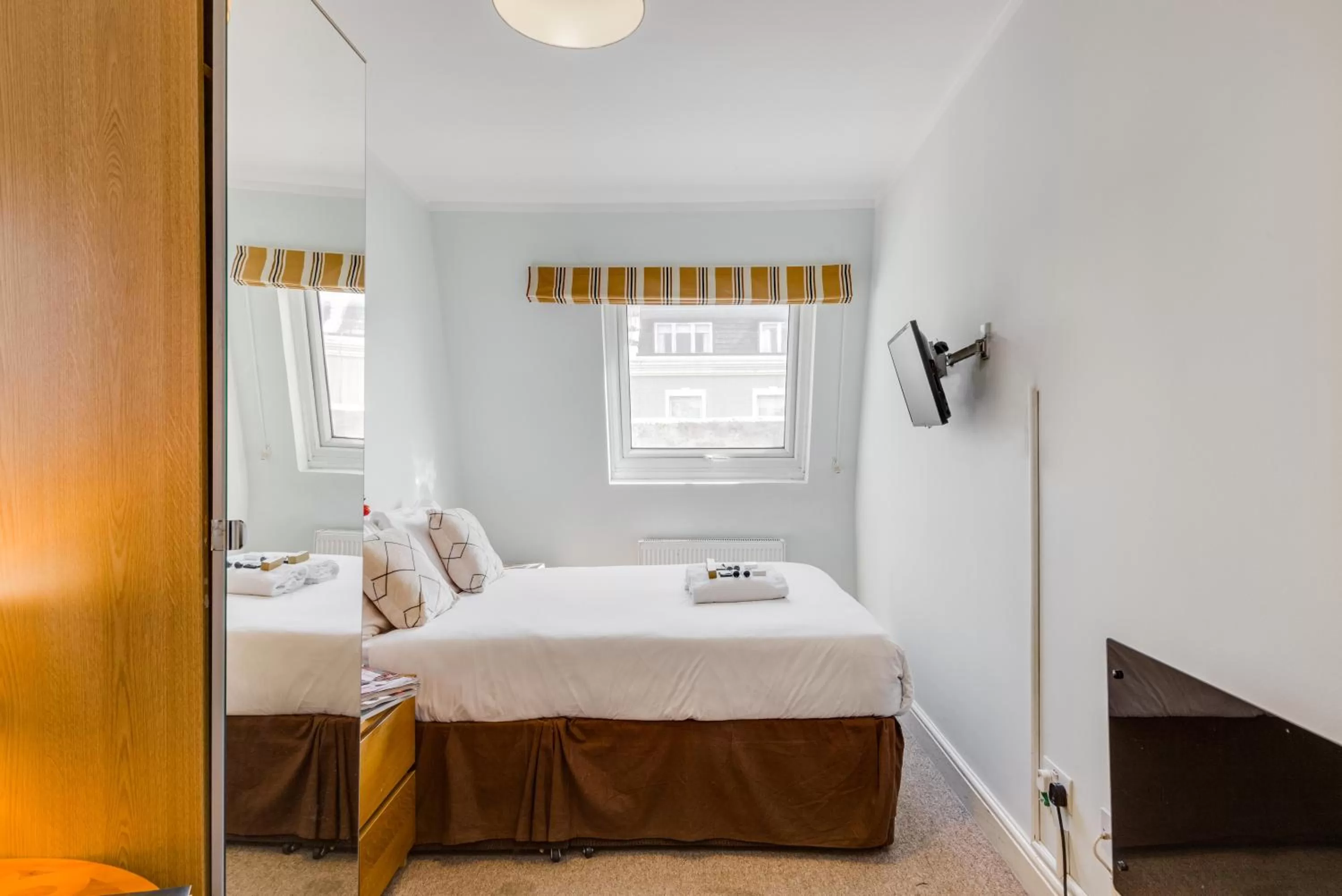 Bed in 1 Lexham Gardens Hotel