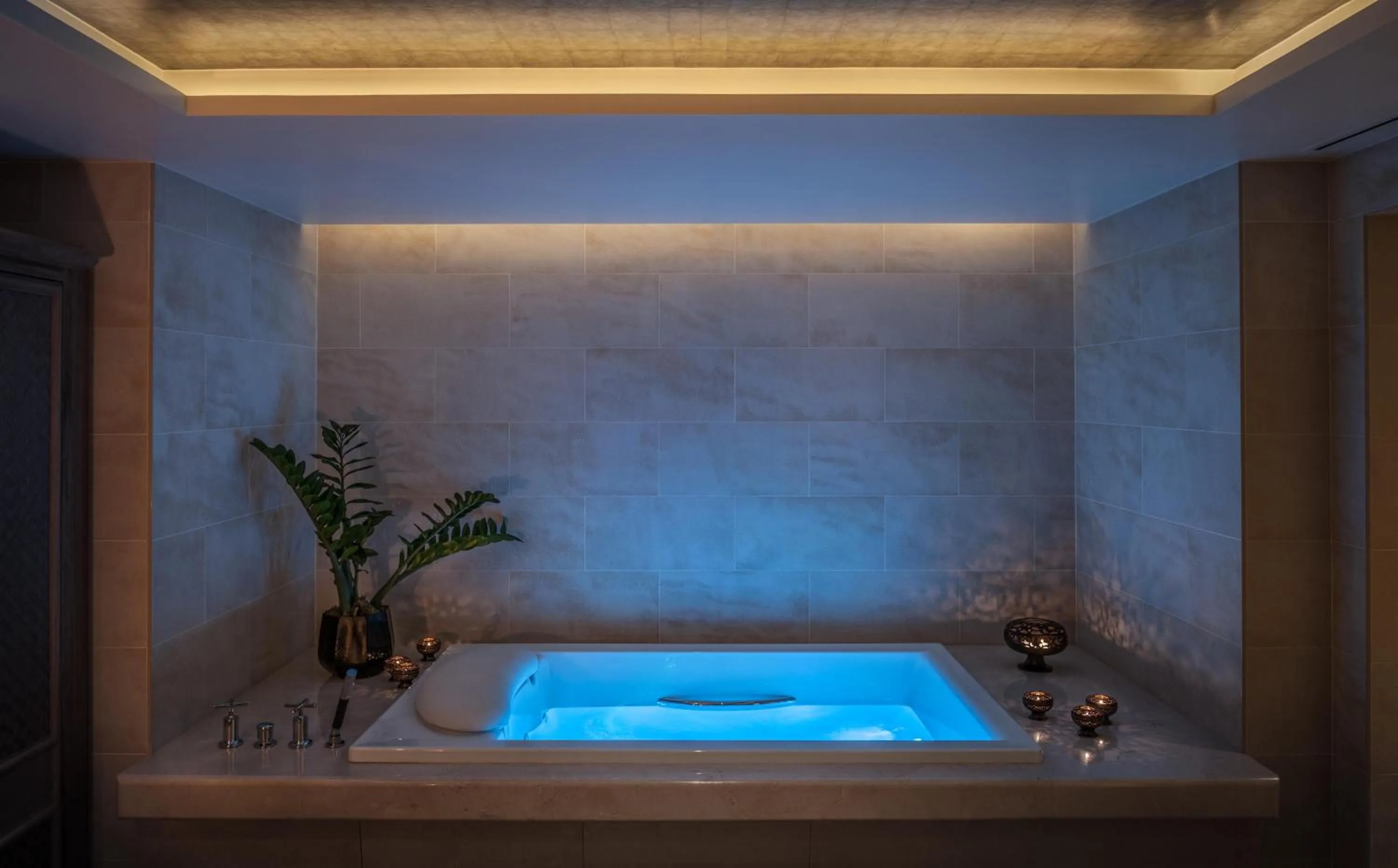 Hot Tub in The Peninsula Paris