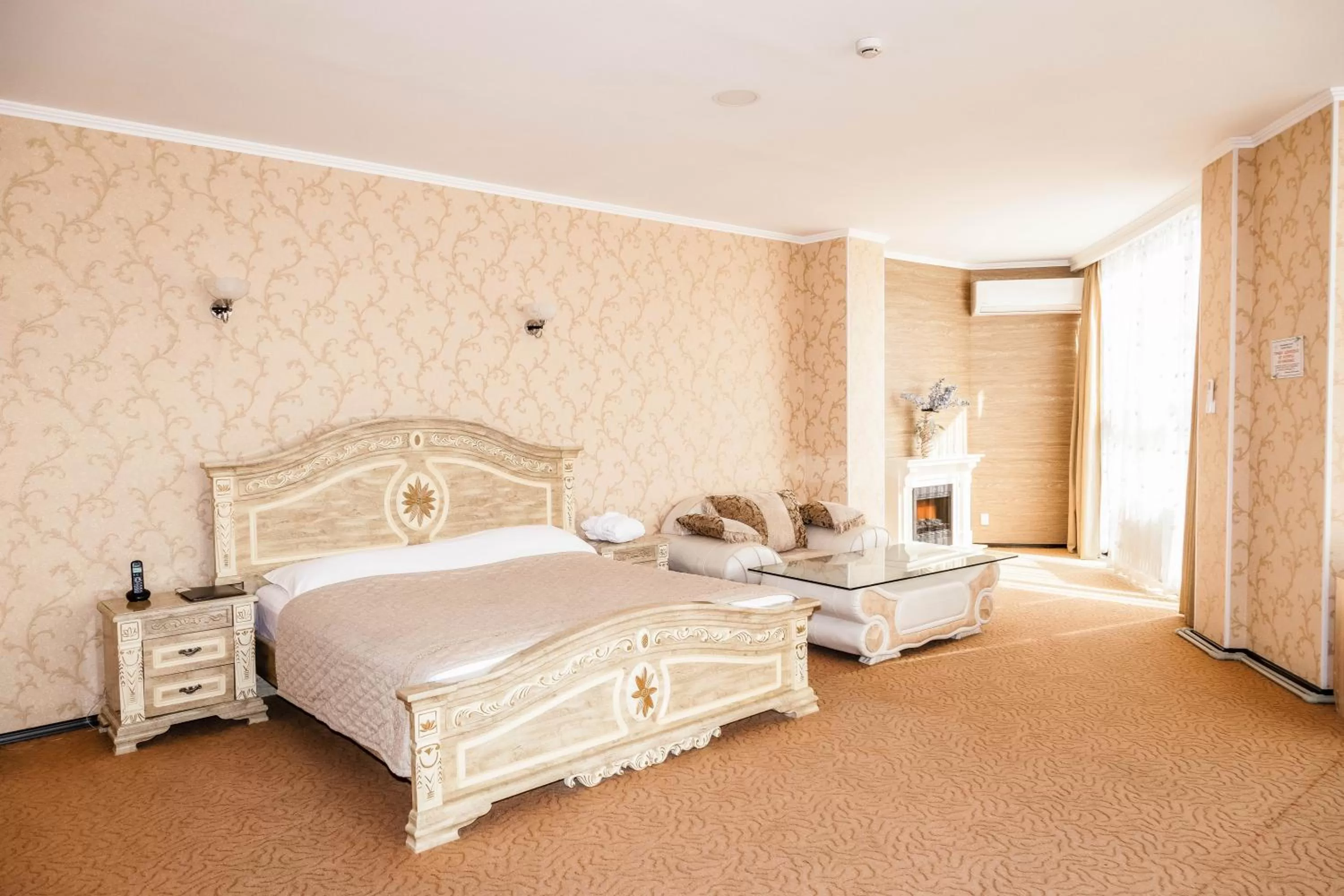 Photo of the whole room, Bed in Golden Palace