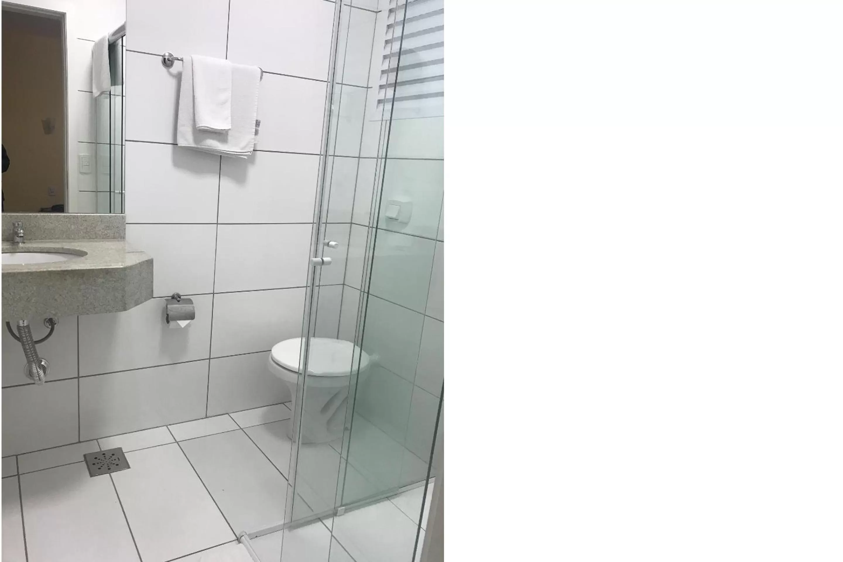 Shower, Bathroom in Farol Hotel