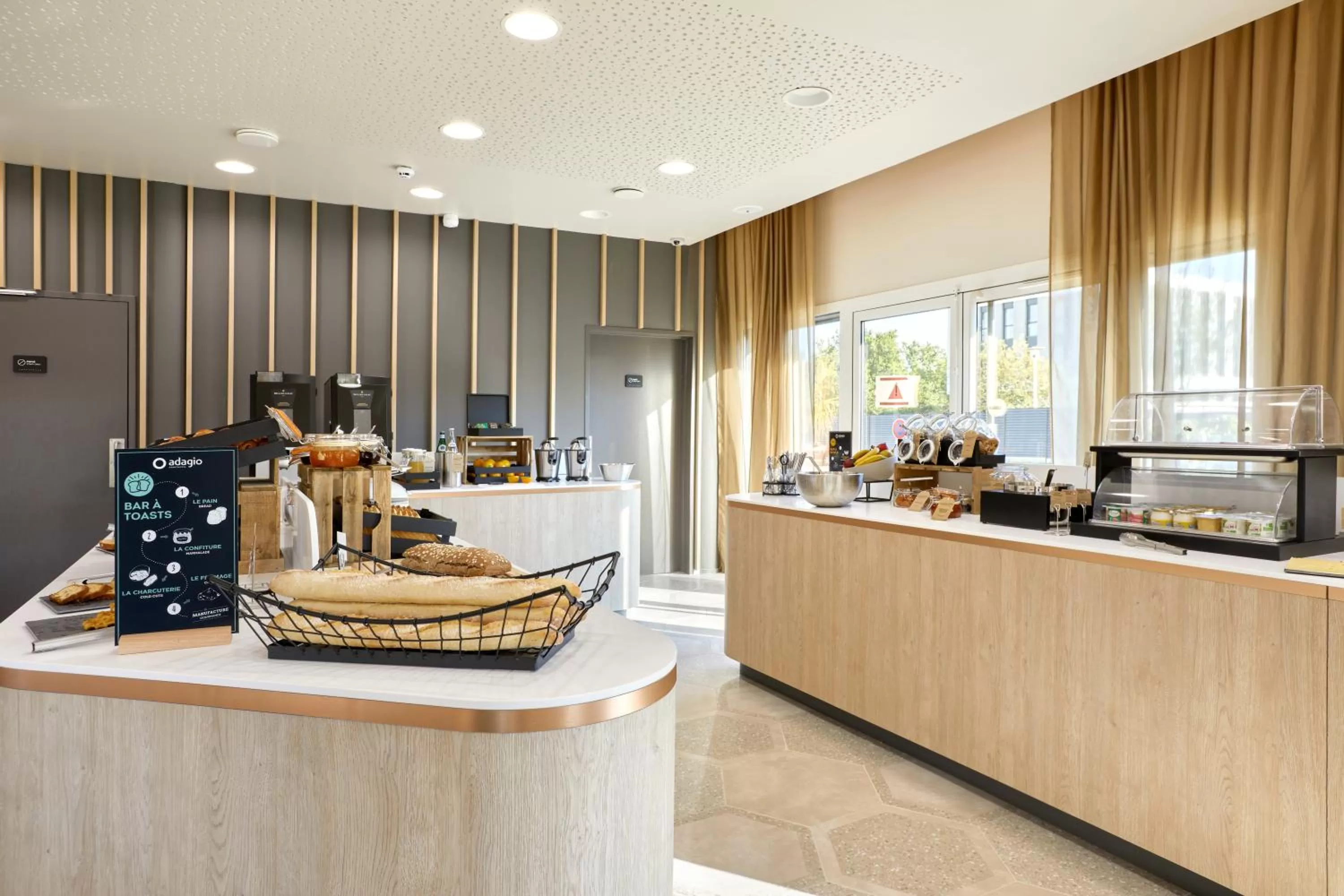 Buffet breakfast in Aparthotel & Spa Adagio Vannes