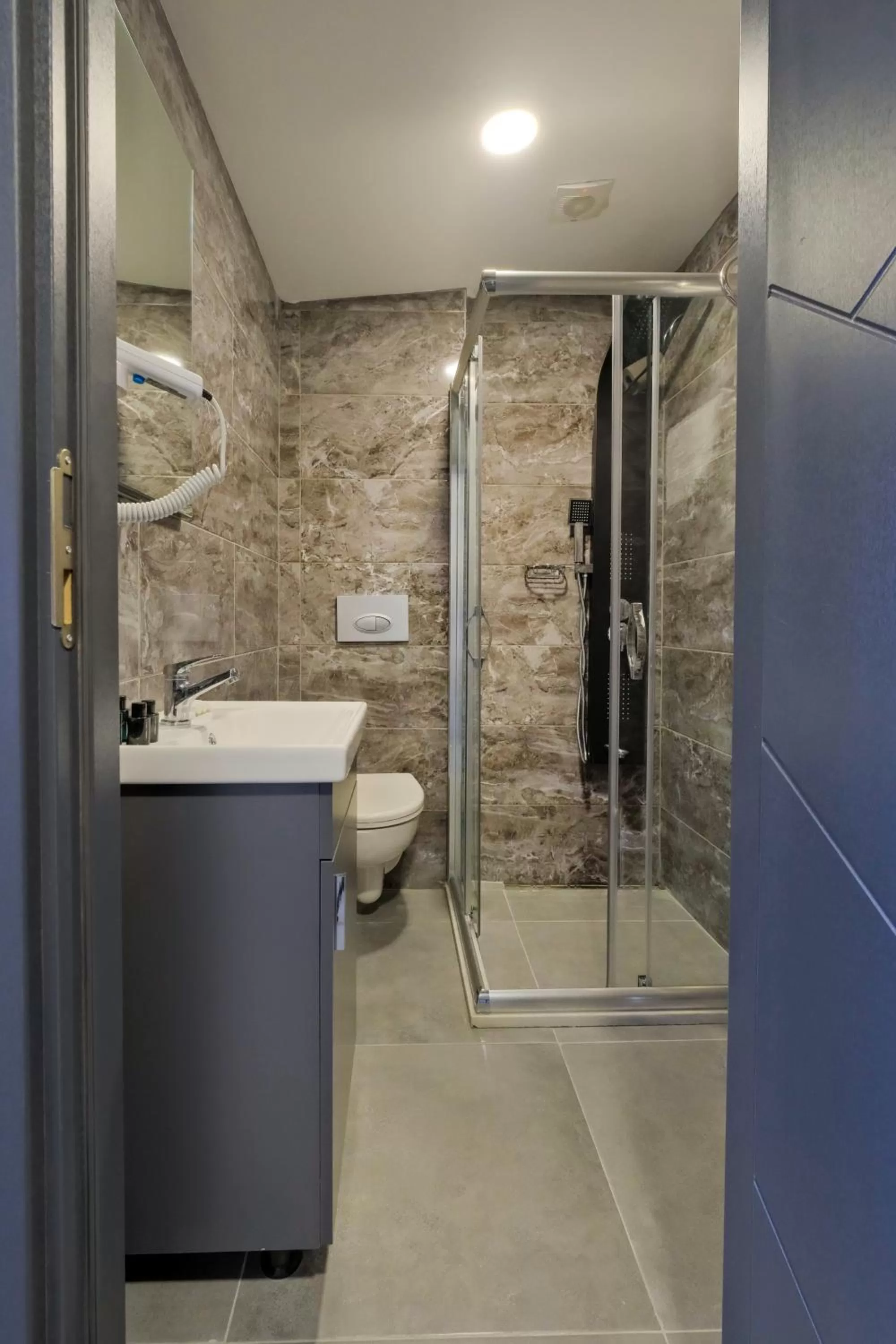 Shower in The Queen Hotel