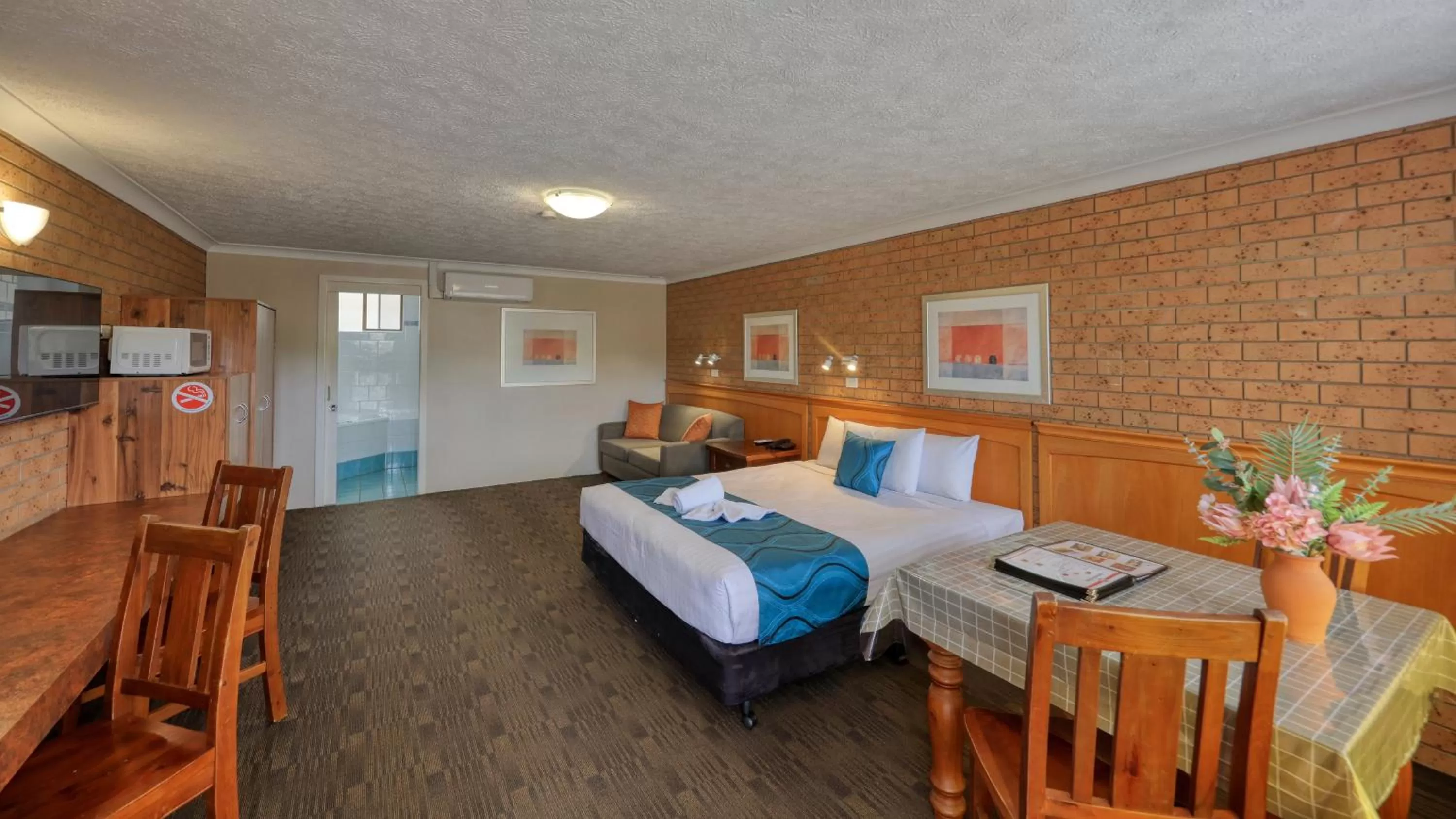 Bed in James Street Motor Inn